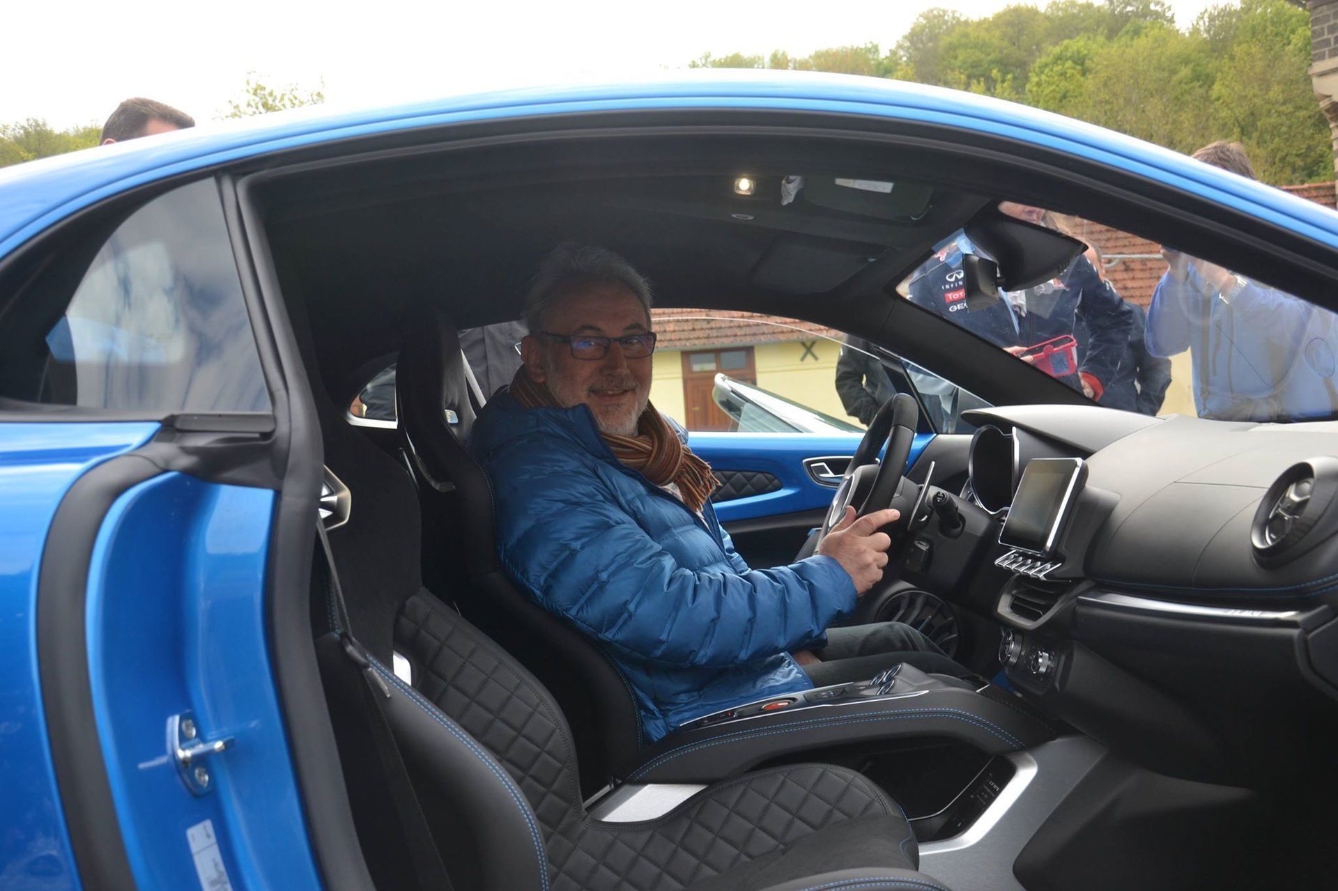 Public | La Livraison Exceptionnelle D'Une Alpine A110 À Dieppe !