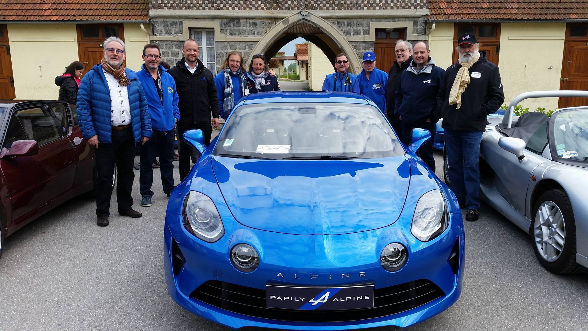Public | La Livraison Exceptionnelle D'Une Alpine A110 À Dieppe !