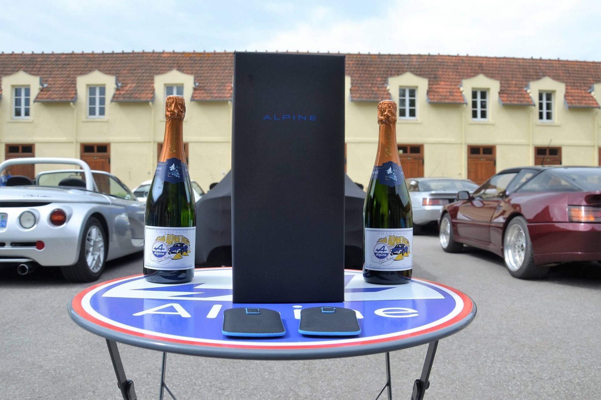 Public | La Livraison Exceptionnelle D'Une Alpine A110 À Dieppe !