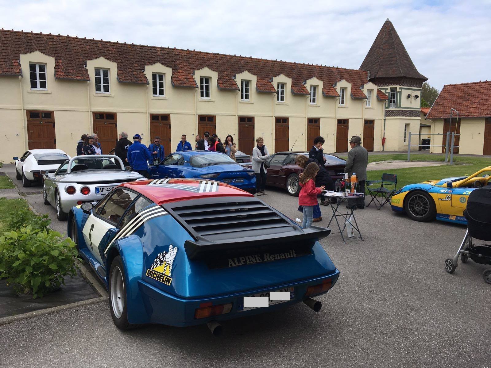 Public | La Livraison Exceptionnelle D'Une Alpine A110 À Dieppe !