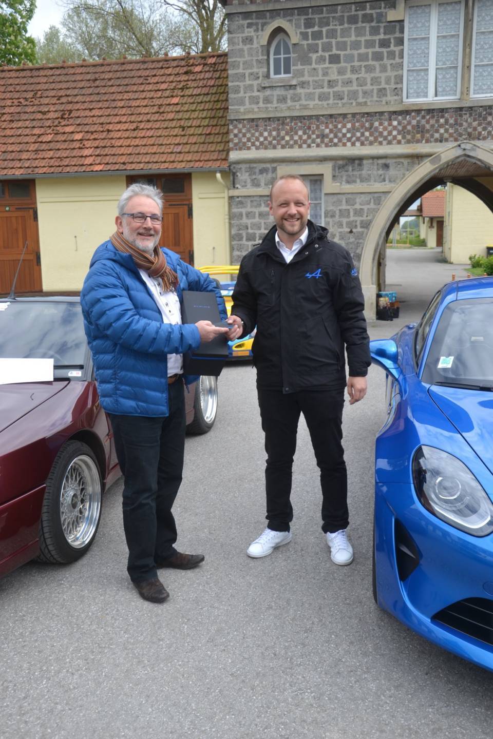 Public | La Livraison Exceptionnelle D'Une Alpine A110 À Dieppe !