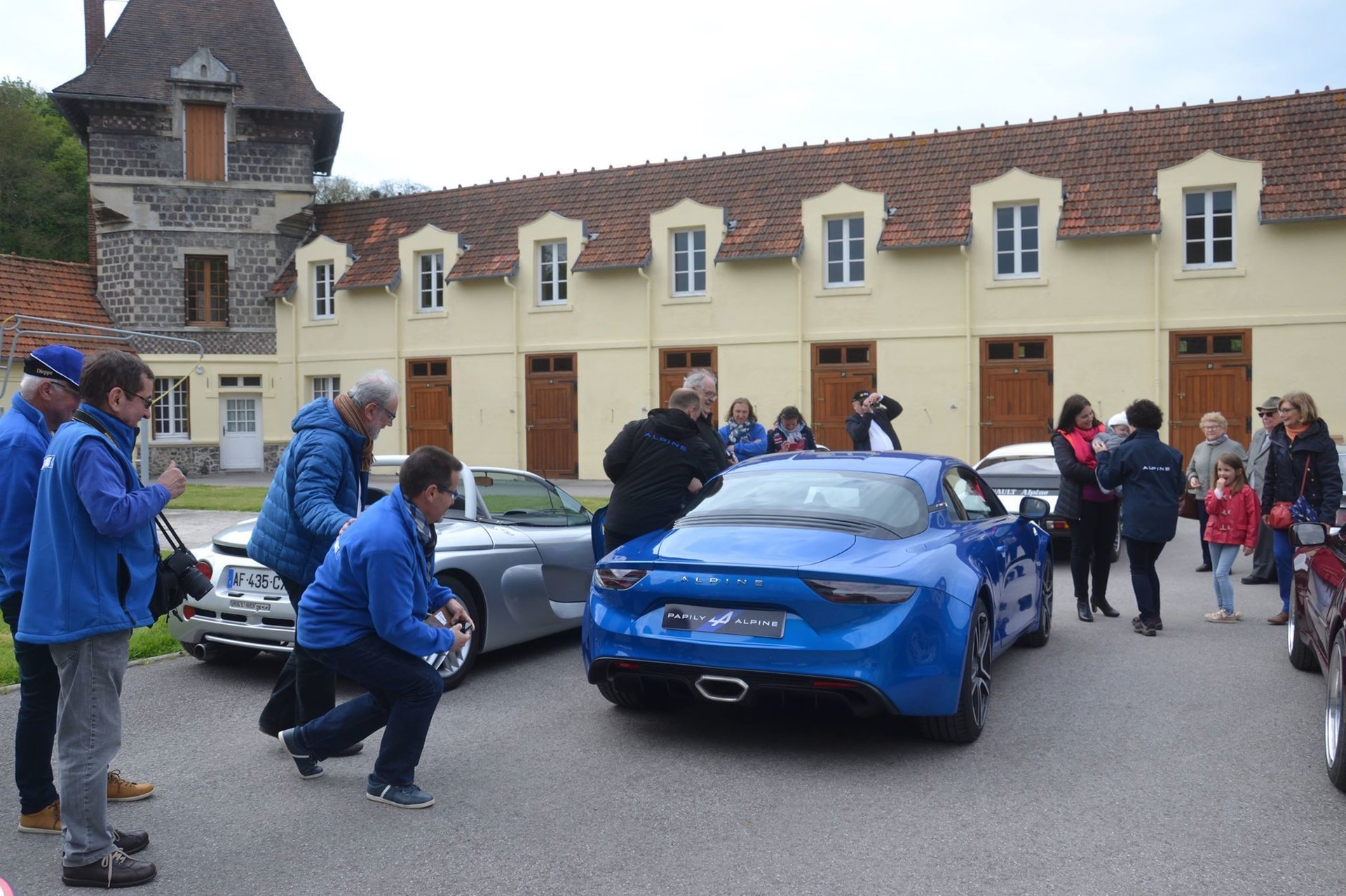 Public | La Livraison Exceptionnelle D'Une Alpine A110 À Dieppe !
