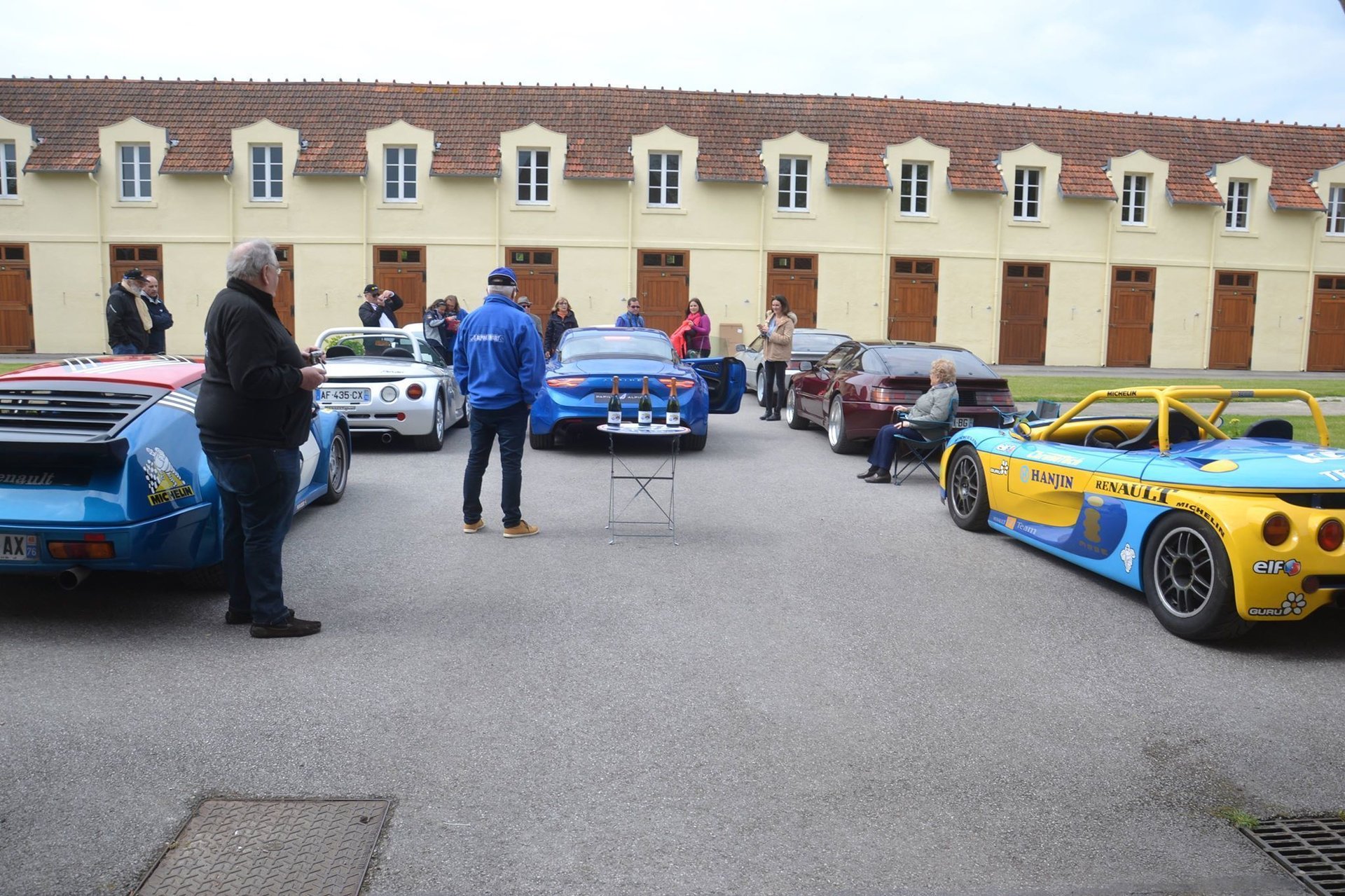 Public | La Livraison Exceptionnelle D'Une Alpine A110 À Dieppe !