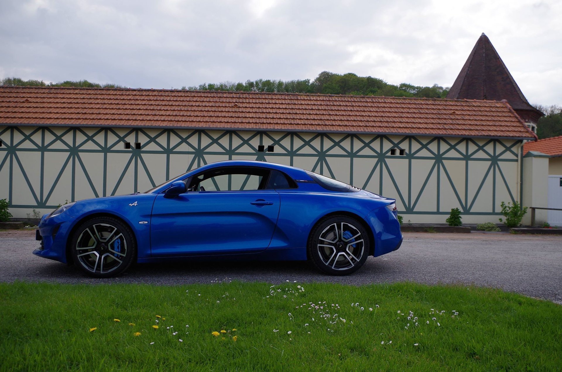 Public | La Livraison Exceptionnelle D'Une Alpine A110 À Dieppe !