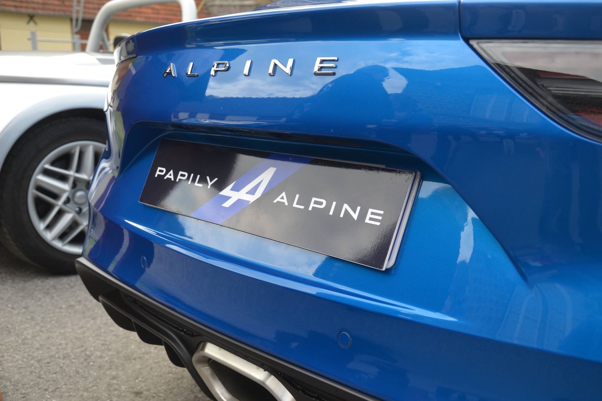 Public | La Livraison Exceptionnelle D'Une Alpine A110 À Dieppe !