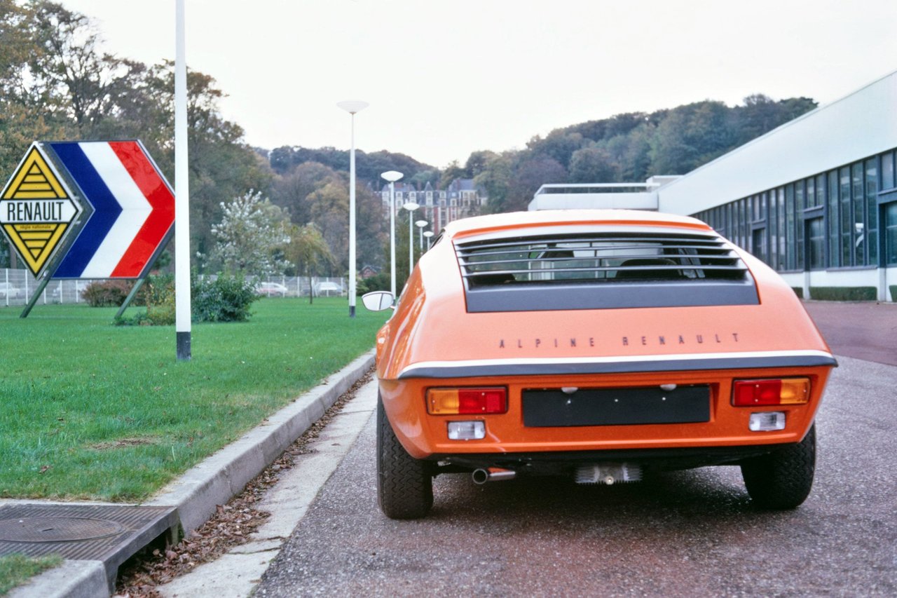 L'Alpine A310 4 Cylindres, En Piste Pour Les Seventies 30 Alpine A310 4 Cylindres Orange À L'Usine De Dieppe