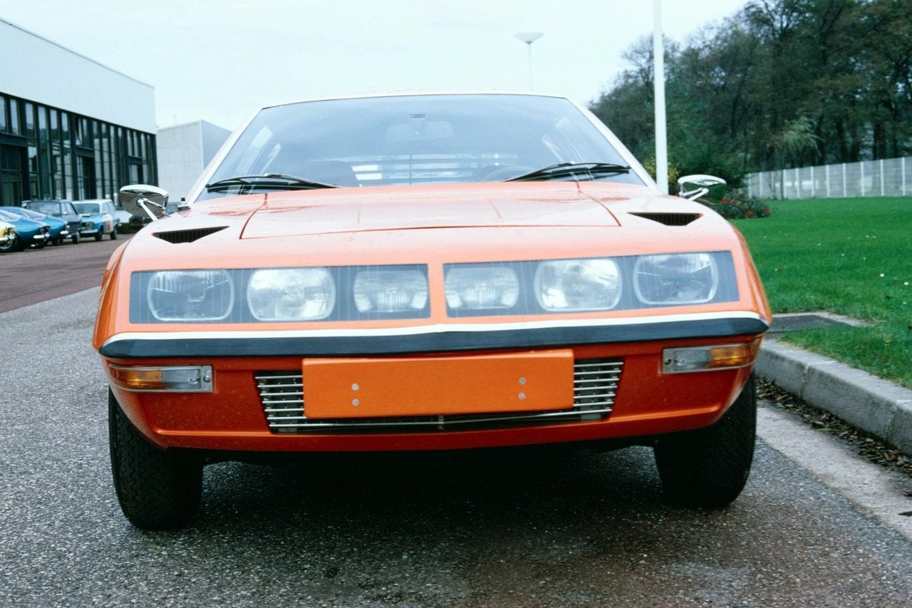 L'Alpine A310 4 Cylindres, En Piste Pour Les Seventies 22 Alpine A310 4 Cylindres Orange À L'Usine De Dieppe