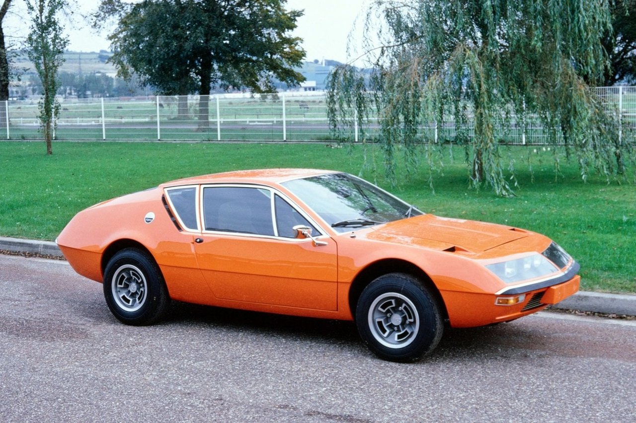 L'Alpine A310 4 Cylindres, En Piste Pour Les Seventies 23 Alpine A310 4 Cylindres Orange À L'Usine De Dieppe
