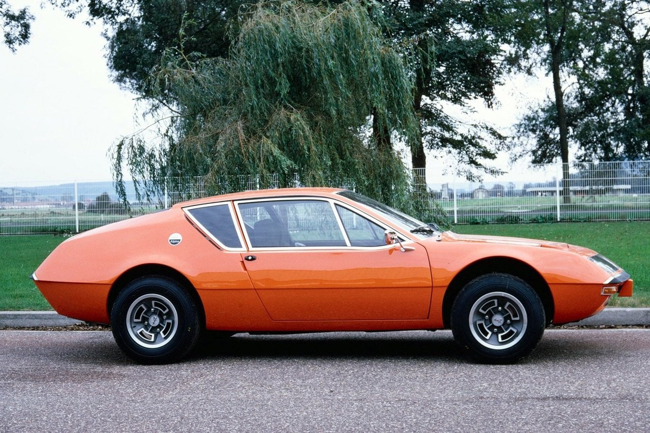 L'Alpine A310 4 Cylindres, En Piste Pour Les Seventies 25 Alpine A310 4 Cylindres Orange À L'Usine De Dieppe