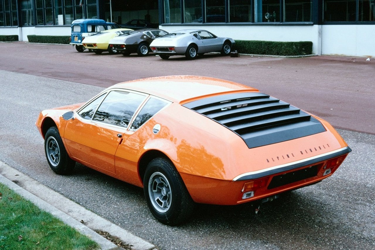 L'Alpine A310 4 Cylindres, En Piste Pour Les Seventies 26 Alpine A310 4 Cylindres Orange À L'Usine De Dieppe