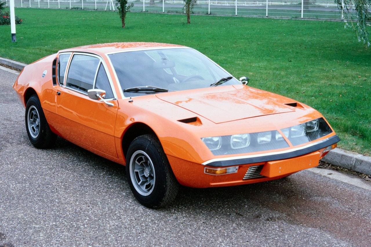 L'Alpine A310 4 Cylindres, En Piste Pour Les Seventies 27 Alpine A310 4 Cylindres Orange À L'Usine De Dieppe