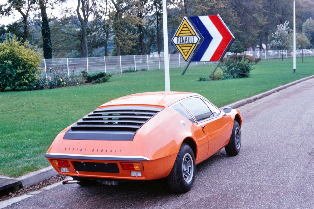 L'Alpine A310 4 Cylindres, En Piste Pour Les Seventies 28 Alpine A310 4 Cylindres Orange À L'Usine De Dieppe