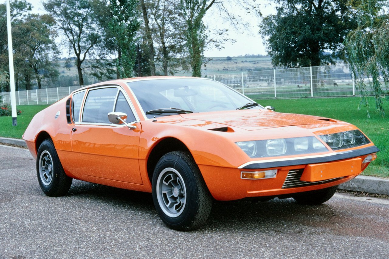 L'Alpine A310 4 Cylindres, En Piste Pour Les Seventies 29 Alpine A310 4 Cylindres Orange À L'Usine De Dieppe