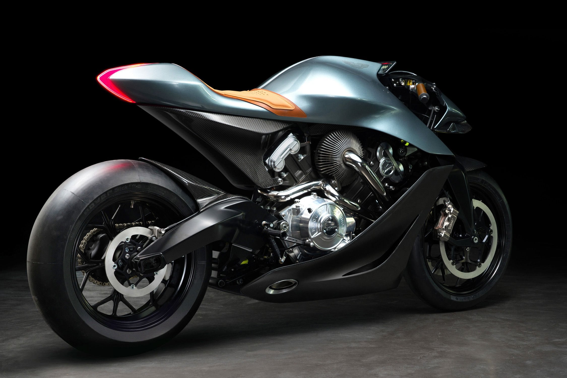 Aston Martin Et Brough Superior Amb 001 2 | Mv Agusta Superveloce Alpine 2020 : Le Mariage Franco-Italien !
