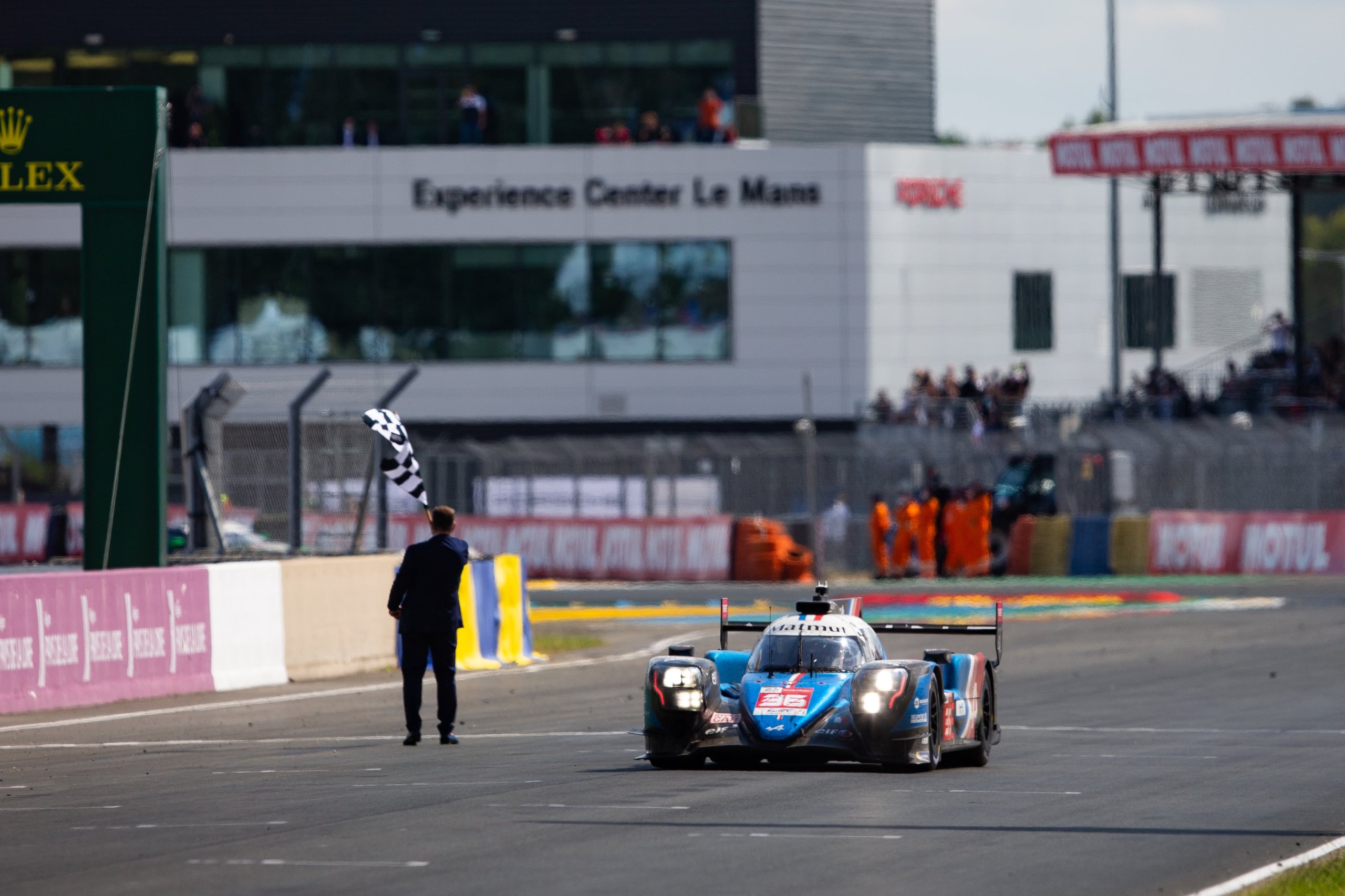 Alpine Monte Sur La 3Ème Marche Du Podium Aux 24 Heures Du Mans 2021 6 Alpine Monte Sur La Troisieme Marche Du Podium Aux 24 Heures Du Mans 2021 6 | Alpine Monte Sur La 3Ème Marche Du Podium Aux 24 Heures Du Mans 2021