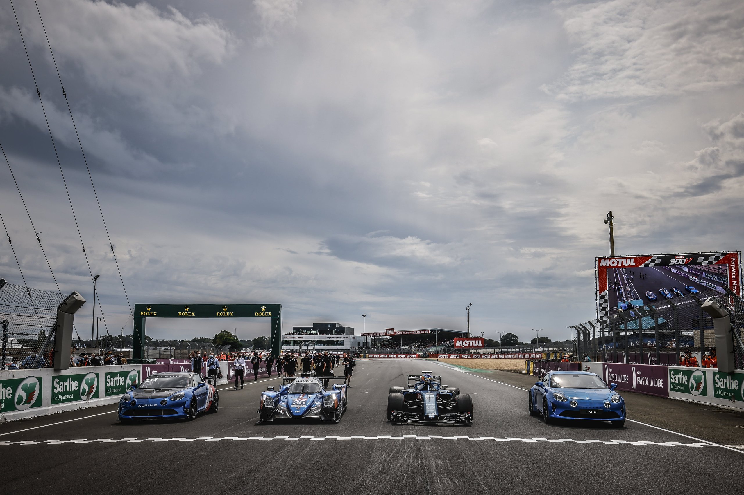 Les Alpinistes Vous Souhaitent Une Belle Année 2022 15 Une F1 Aux 24 Heures Du Mans