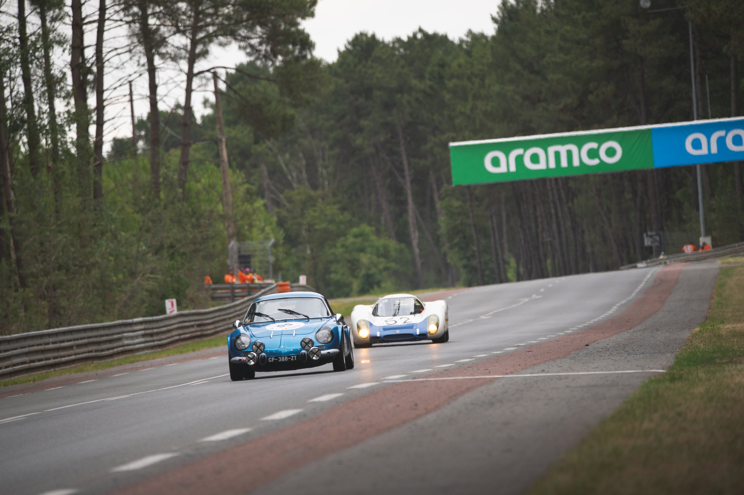 Les Alpinistes Le Mans Classic Pea Autos Alpine A110 A210 A220 13 | Rétrospective Au Mans Classic 2023 : Une Célébration Centenaire De L'Histoire Automobile Et Des Alpine À L'Honneur