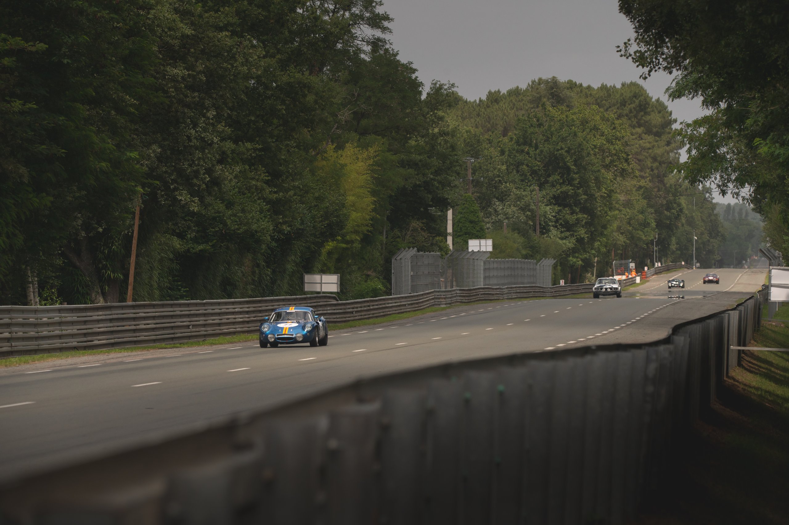 Les Alpinistes Le Mans Classic Pea Autos Alpine A110 A210 A220 2 | Rétrospective Au Mans Classic 2023 : Une Célébration Centenaire De L'Histoire Automobile Et Des Alpine À L'Honneur