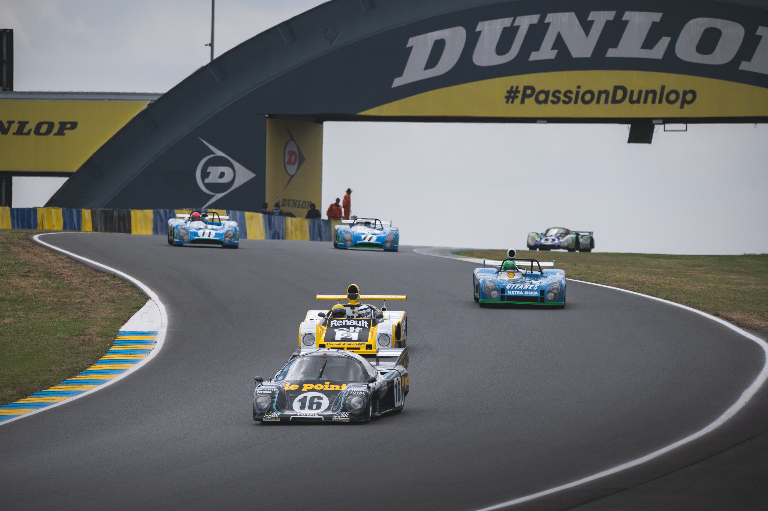 Les Alpinistes Le Mans Classic Pea Autos Alpine A110 A210 A220 20 | Rétrospective Au Mans Classic 2023 : Une Célébration Centenaire De L'Histoire Automobile Et Des Alpine À L'Honneur