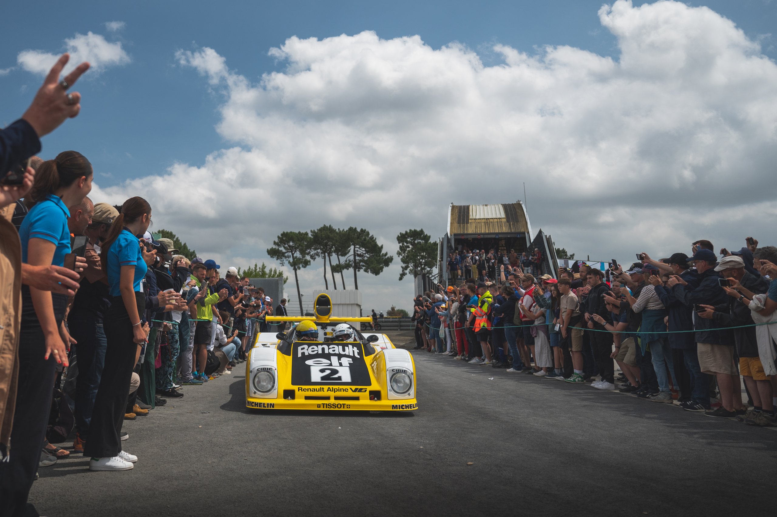 Les Alpinistes Le Mans Classic Pea Autos Alpine A110 A210 A220 21 | Rétrospective Au Mans Classic 2023 : Une Célébration Centenaire De L'Histoire Automobile Et Des Alpine À L'Honneur