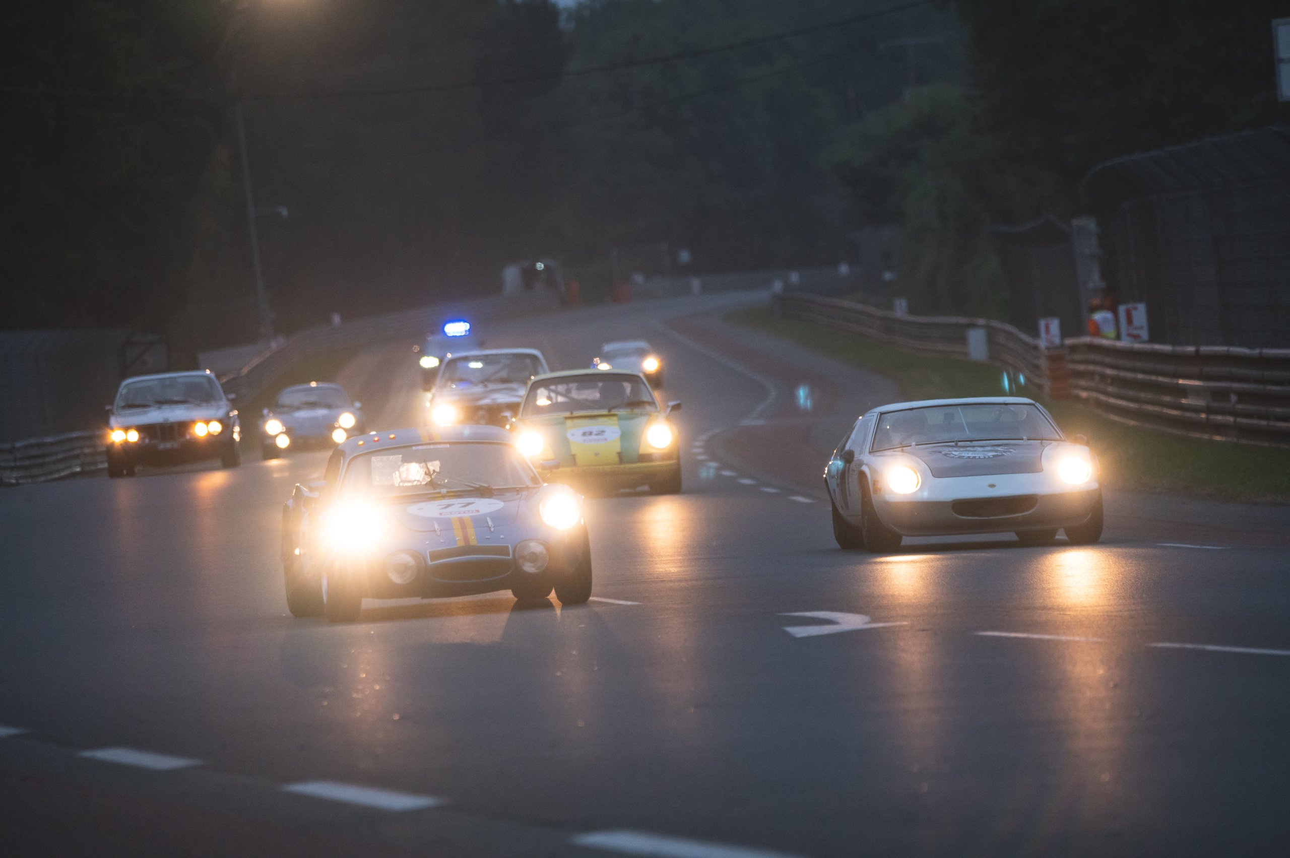 Les Alpinistes Le Mans Classic Pea Autos Alpine A110 A210 A220 26 | Rétrospective Au Mans Classic 2023 : Une Célébration Centenaire De L'Histoire Automobile Et Des Alpine À L'Honneur