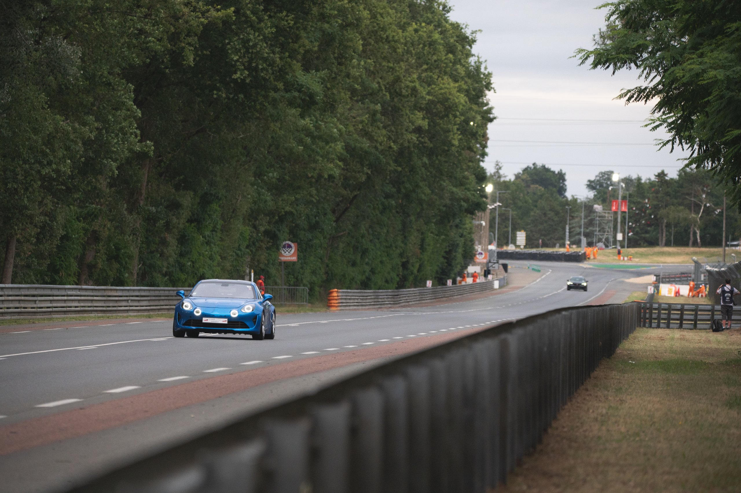 Les Alpinistes Le Mans Classic Pea Autos Alpine A110 A210 A220 27 | Rétrospective Au Mans Classic 2023 : Une Célébration Centenaire De L'Histoire Automobile Et Des Alpine À L'Honneur