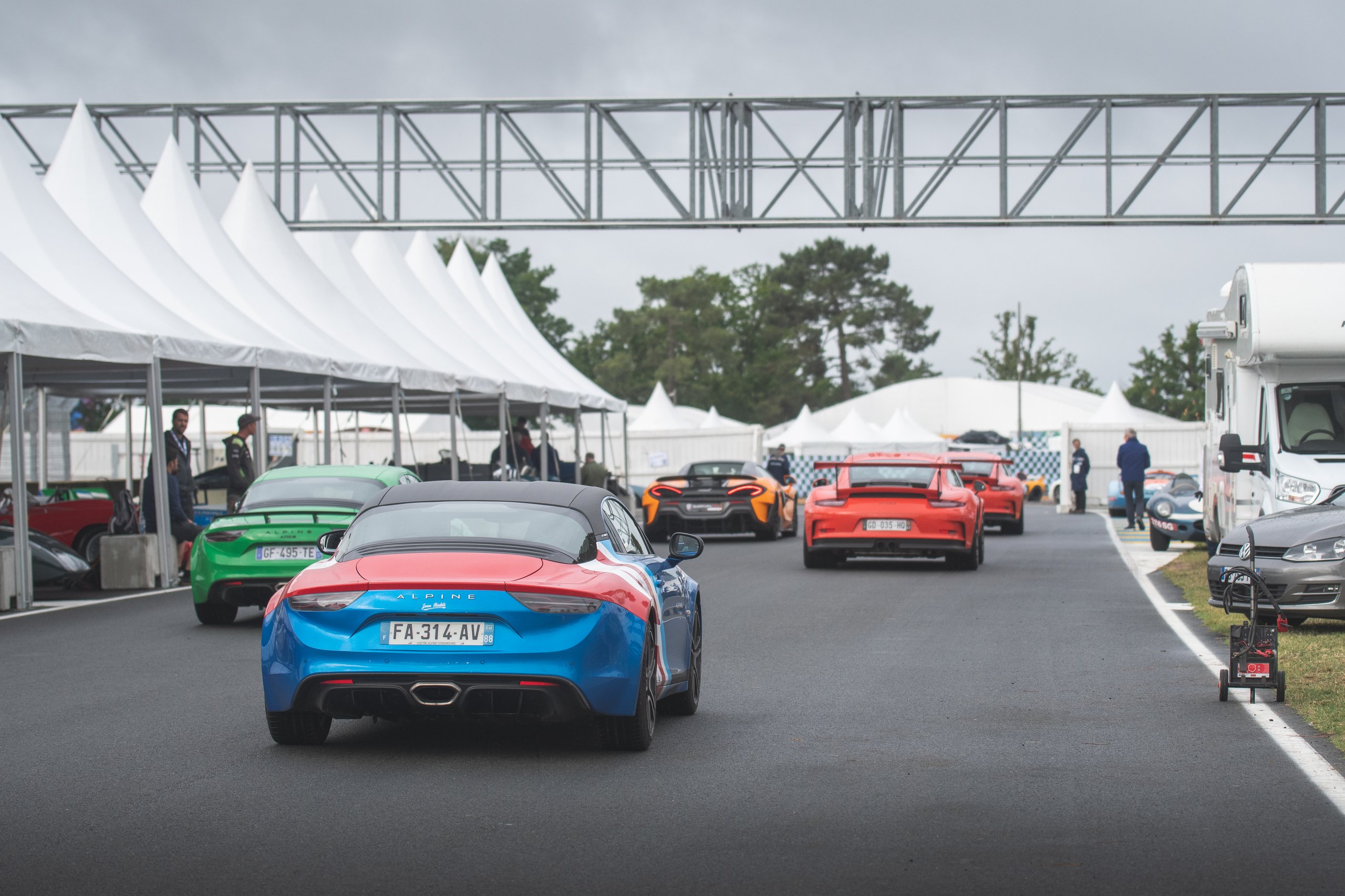 Les Alpinistes Le Mans Classic Pea Autos Alpine A110 A210 A220 28 | Rétrospective Au Mans Classic 2023 : Une Célébration Centenaire De L'Histoire Automobile Et Des Alpine À L'Honneur