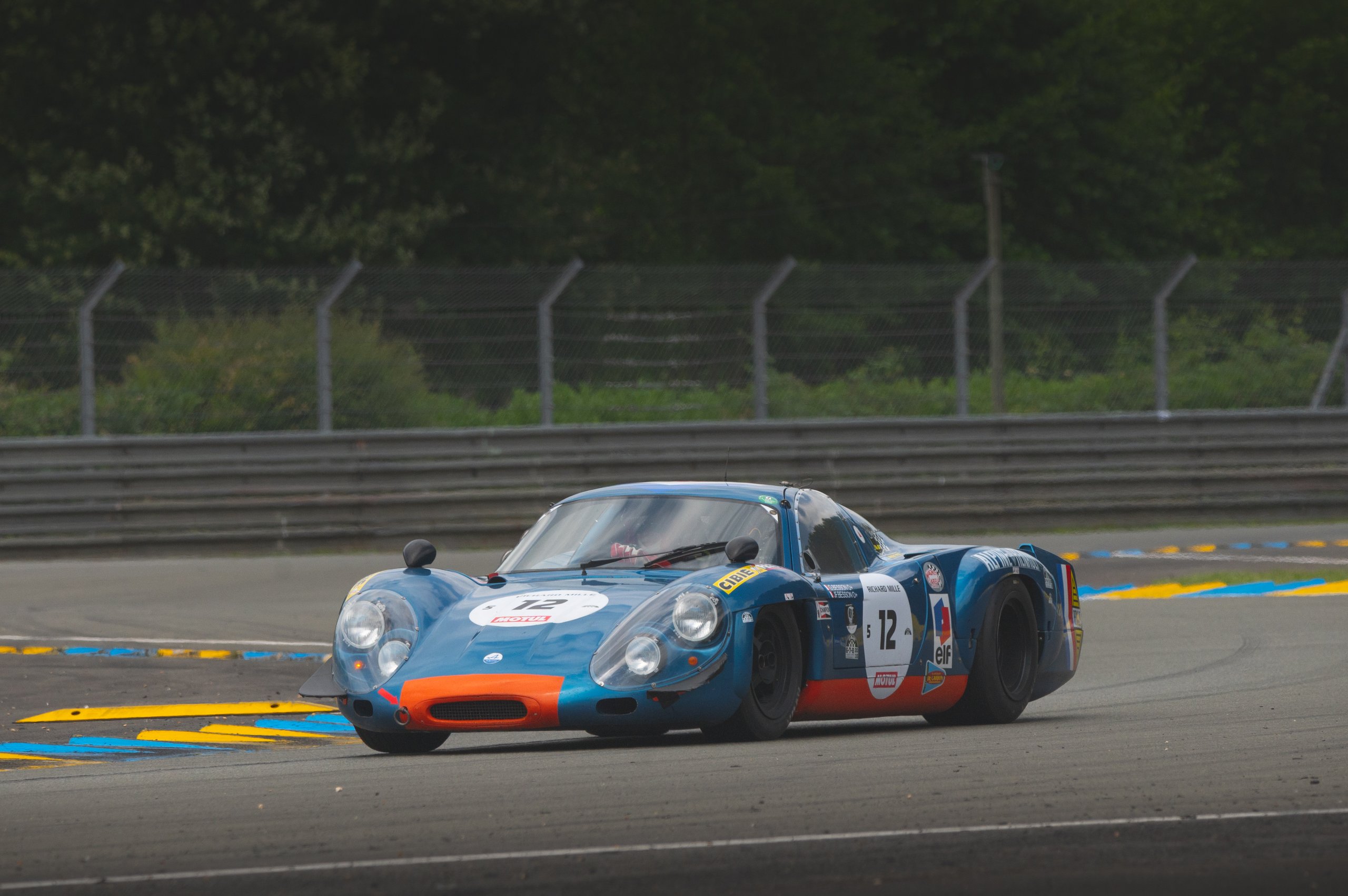 Les Alpinistes Le Mans Classic Pea Autos Alpine A110 A210 A220 3 | Rétrospective Au Mans Classic 2023 : Une Célébration Centenaire De L'Histoire Automobile Et Des Alpine À L'Honneur
