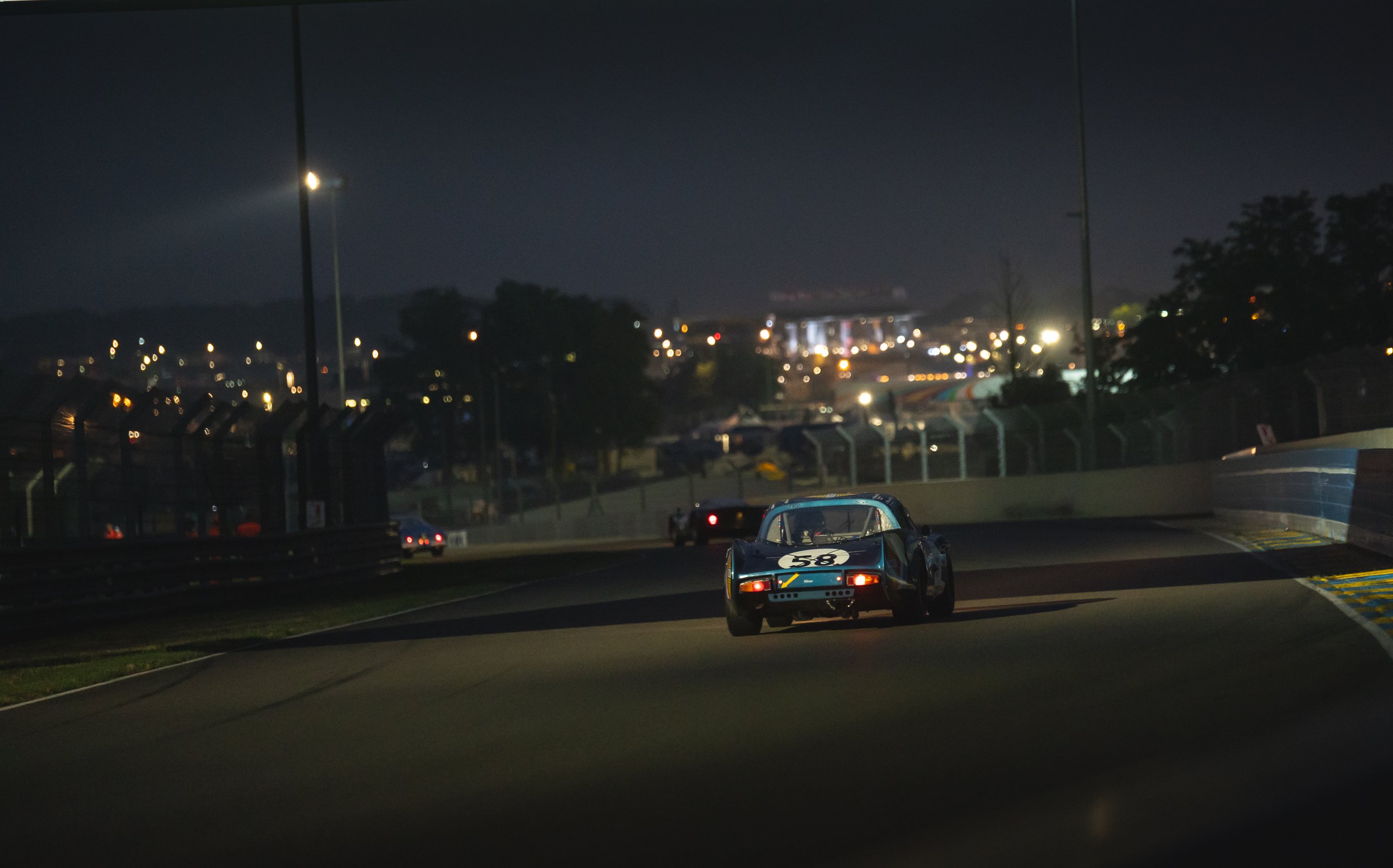 Les Alpinistes Le Mans Classic Pea Autos Alpine A110 A210 A220 37 | Rétrospective Au Mans Classic 2023 : Une Célébration Centenaire De L'Histoire Automobile Et Des Alpine À L'Honneur