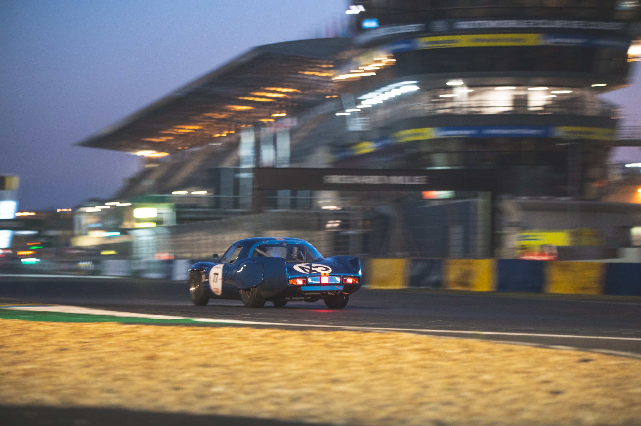 Les Alpinistes Le Mans Classic Pea Autos Alpine A110 A210 A220 38 | Rétrospective Au Mans Classic 2023 : Une Célébration Centenaire De L'Histoire Automobile Et Des Alpine À L'Honneur