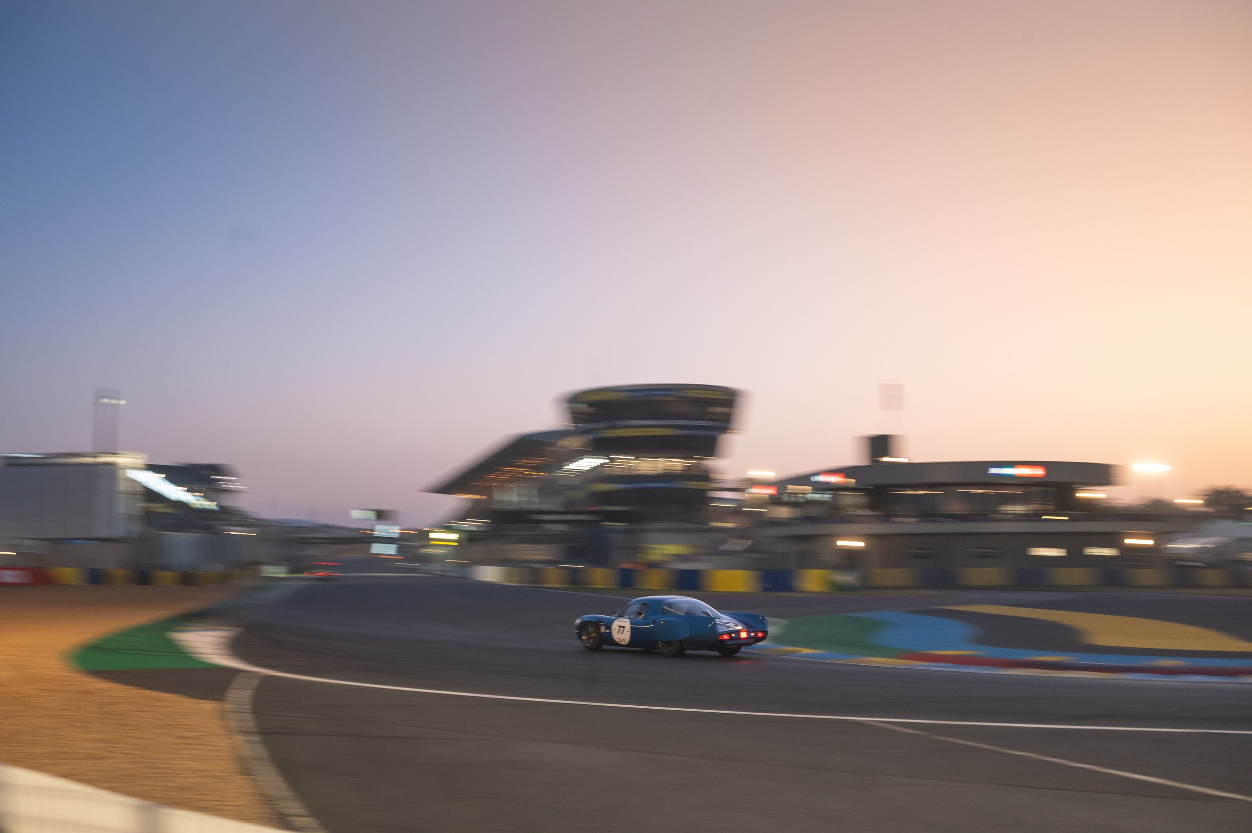 Les Alpinistes Le Mans Classic Pea Autos Alpine A110 A210 A220 39 | Rétrospective Au Mans Classic 2023 : Une Célébration Centenaire De L'Histoire Automobile Et Des Alpine À L'Honneur