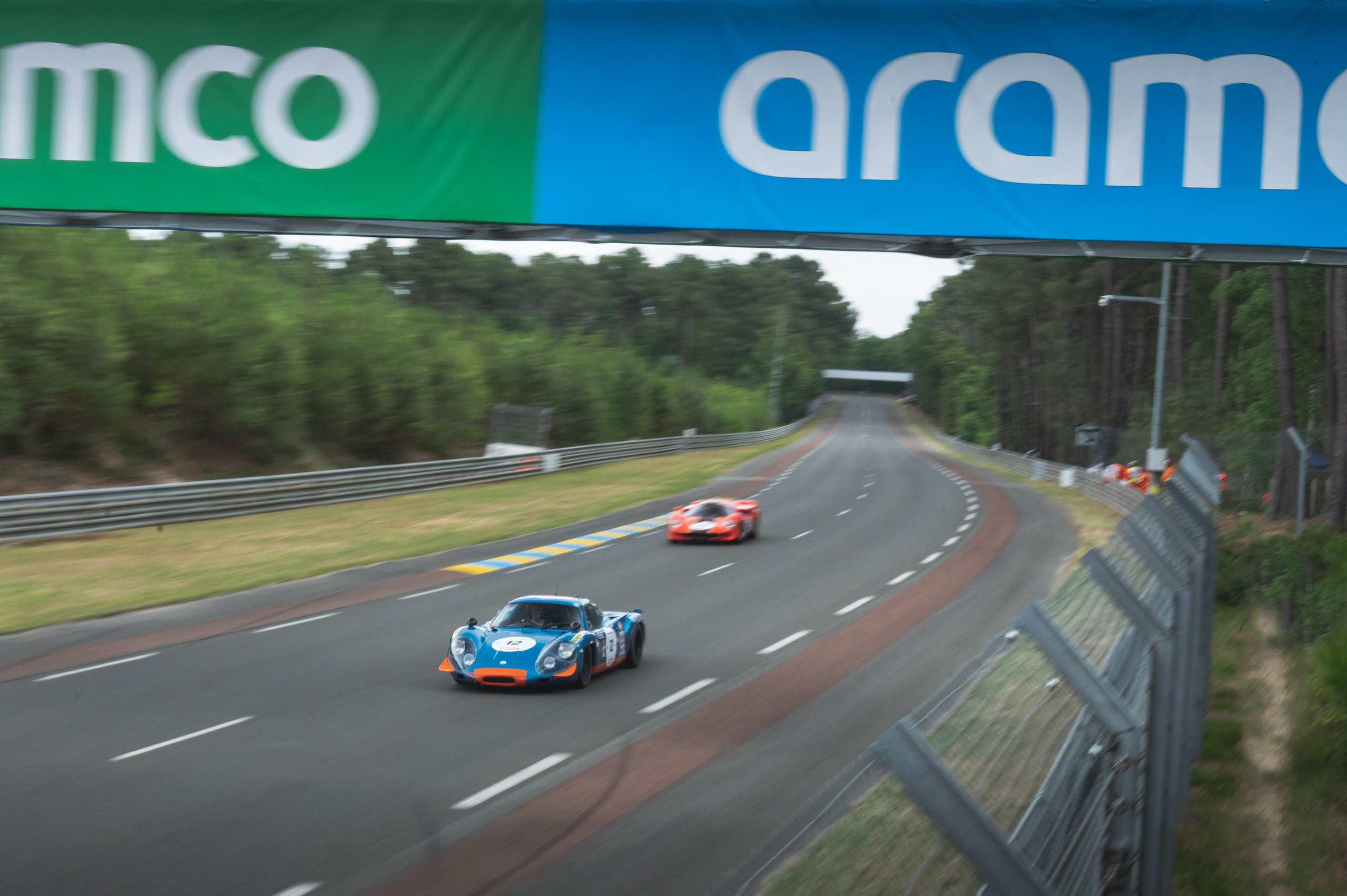 Les Alpinistes Le Mans Classic Pea Autos Alpine A110 A210 A220 4 | Rétrospective Au Mans Classic 2023 : Une Célébration Centenaire De L'Histoire Automobile Et Des Alpine À L'Honneur