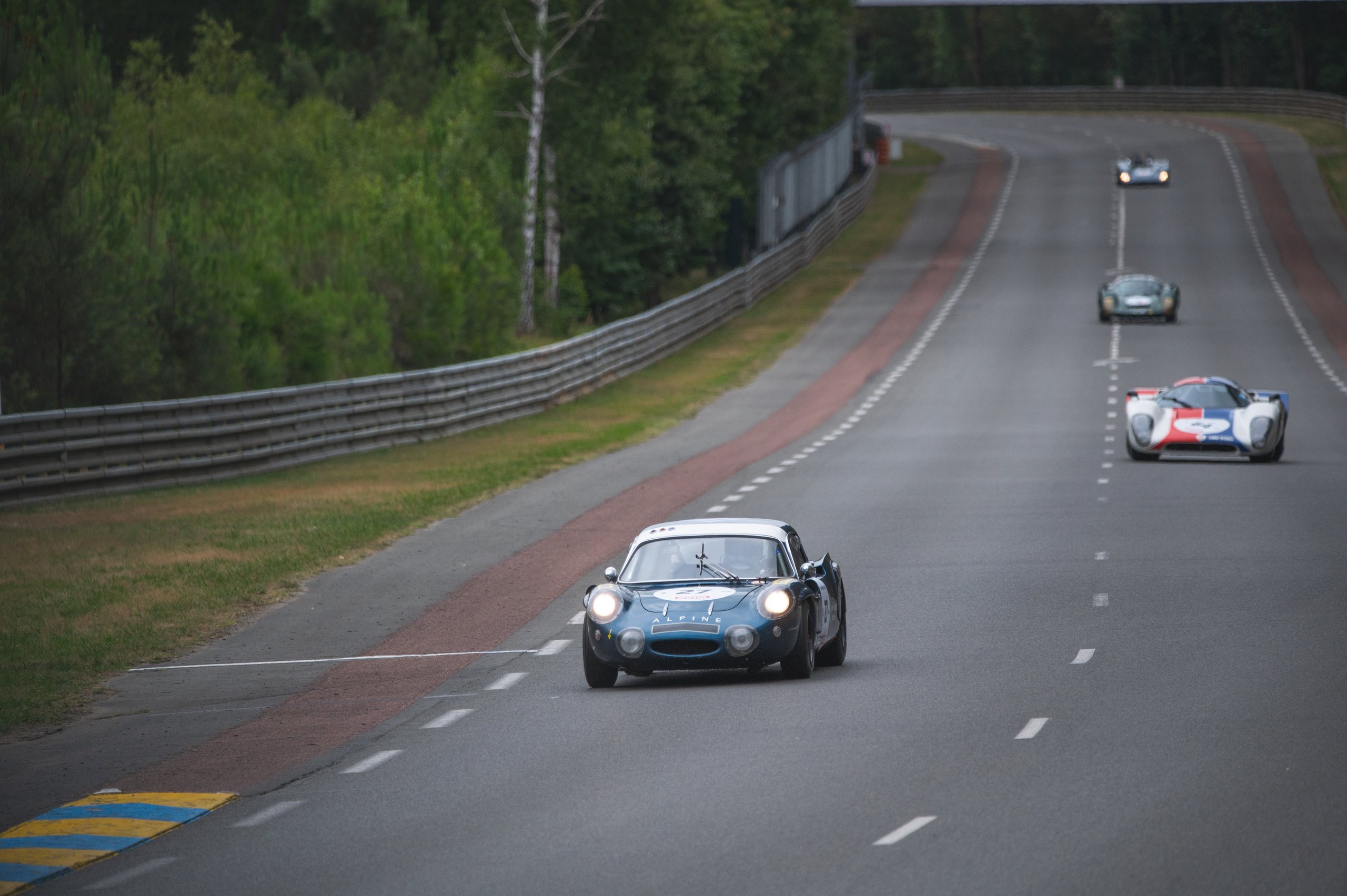 Les Alpinistes Le Mans Classic Pea Autos Alpine A110 A210 A220 7 | Rétrospective Au Mans Classic 2023 : Une Célébration Centenaire De L'Histoire Automobile Et Des Alpine À L'Honneur