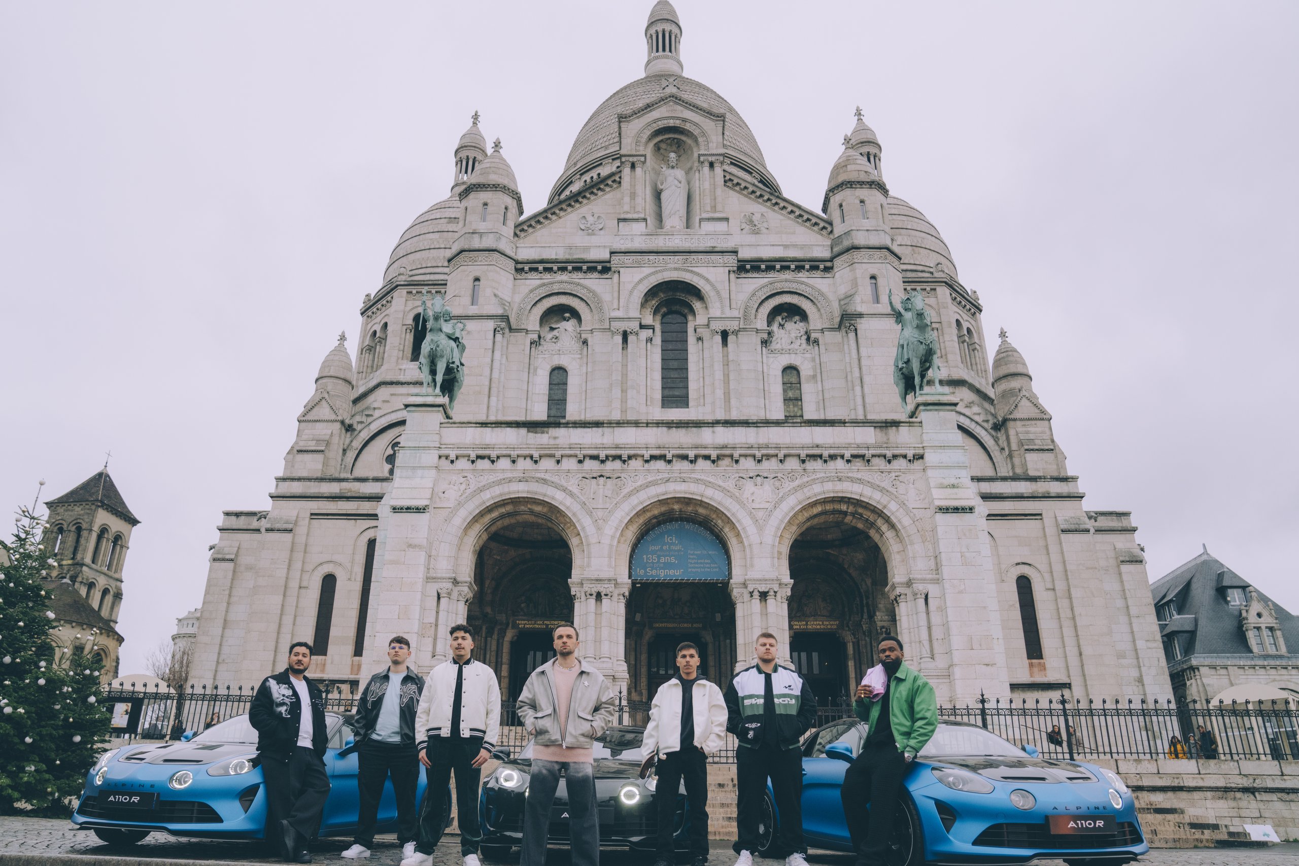 Alpine Et Gentle Mates : Un Partenariat Unique Pour Redéfinir L'Esport En 2024 7 Photo Des Créateurs Squeezie, Gotaga Et Brawks Lors D'Un Événement Lié À Alpine - Gentlemates - Alpine A110 R