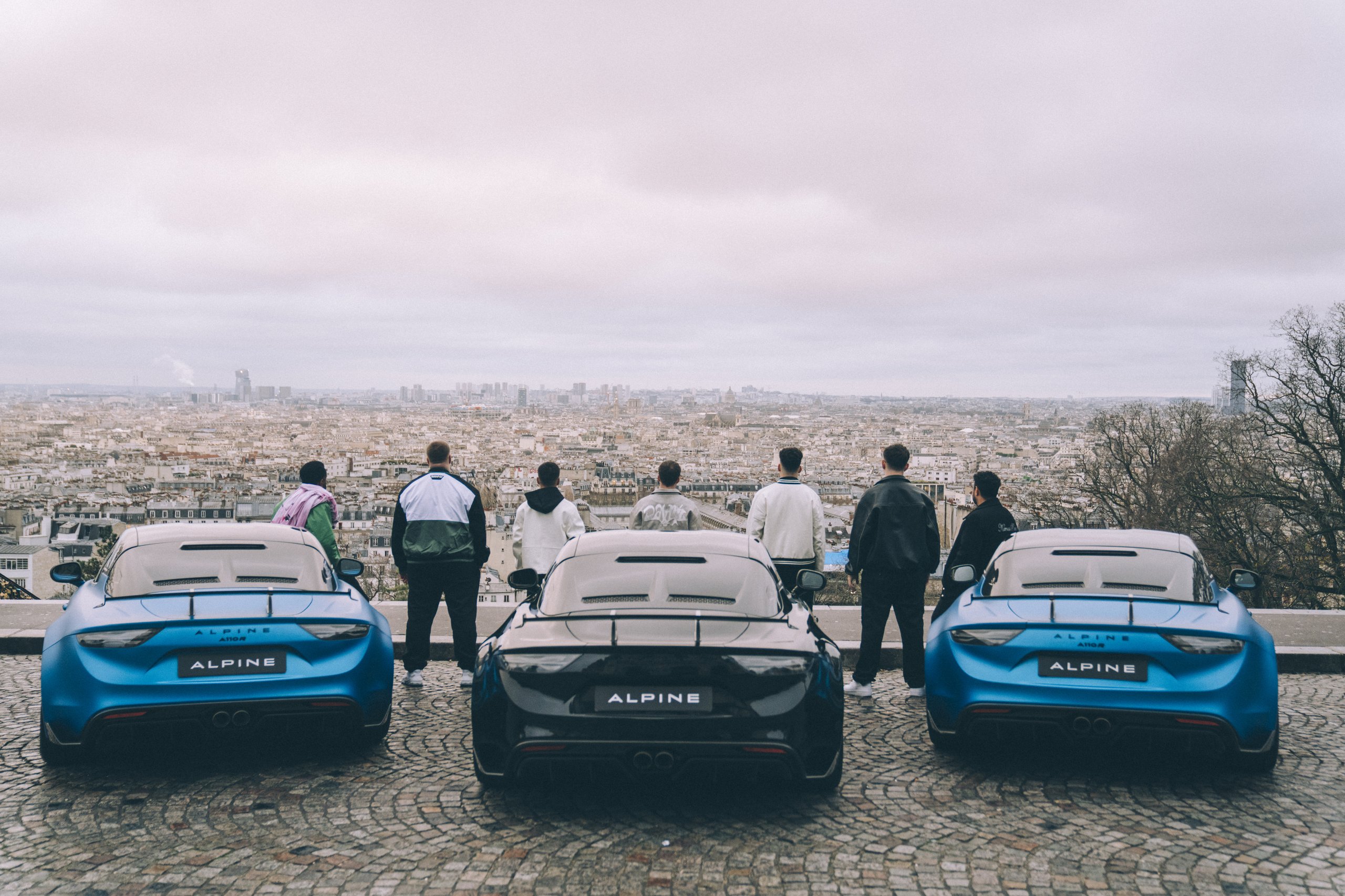 Alpine Et Gentle Mates : Un Partenariat Unique Pour Redéfinir L'Esport En 2024 9 Photo Des Créateurs Squeezie, Gotaga Et Brawks Lors D'Un Événement Lié À Alpine - Gentlemates - Alpine A110 R