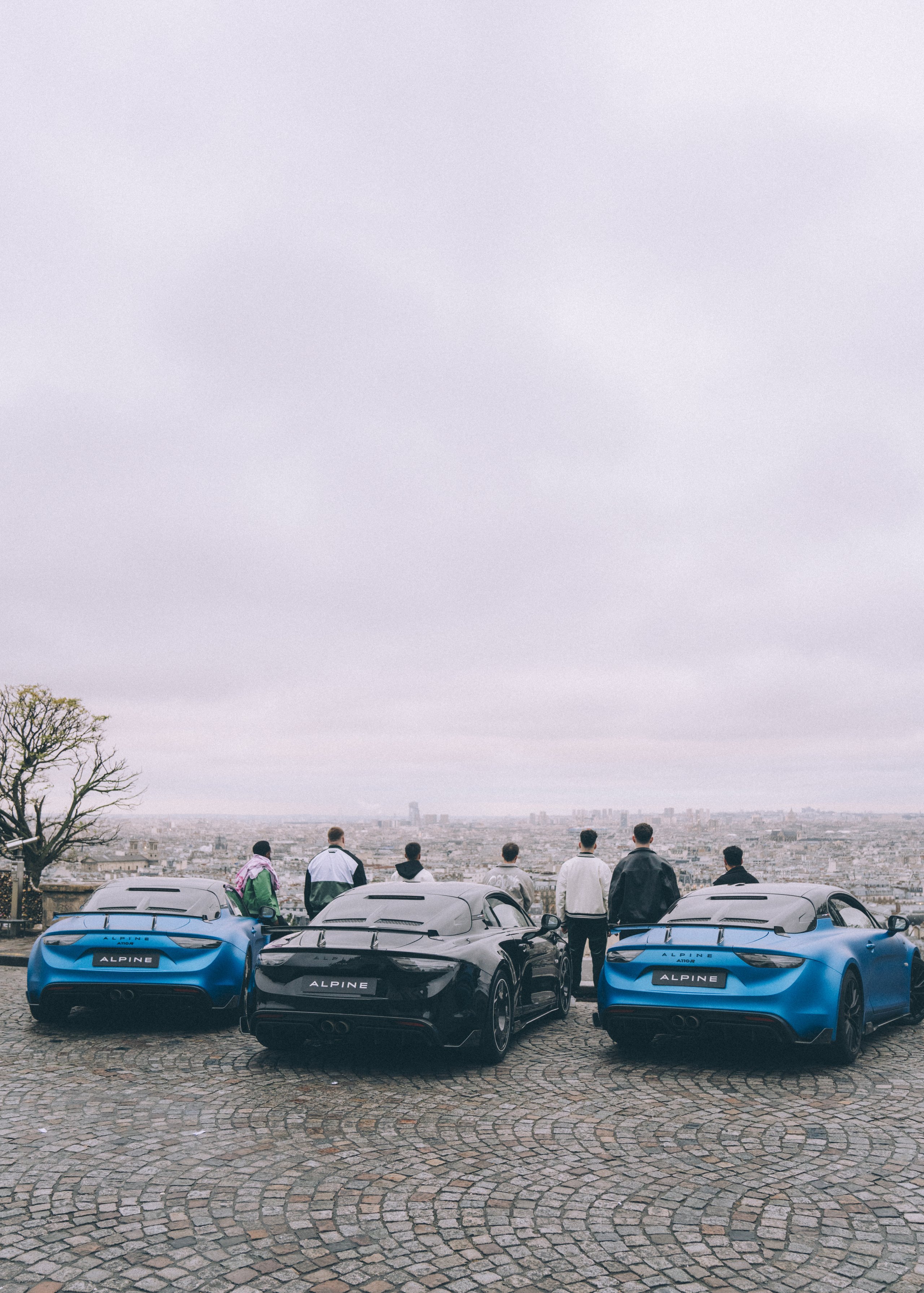 Alpine Et Gentle Mates : Un Partenariat Unique Pour Redéfinir L'Esport En 2024 8 Photo Des Créateurs Squeezie, Gotaga Et Brawks Lors D'Un Événement Lié À Alpine - Gentlemates - Alpine A110 R