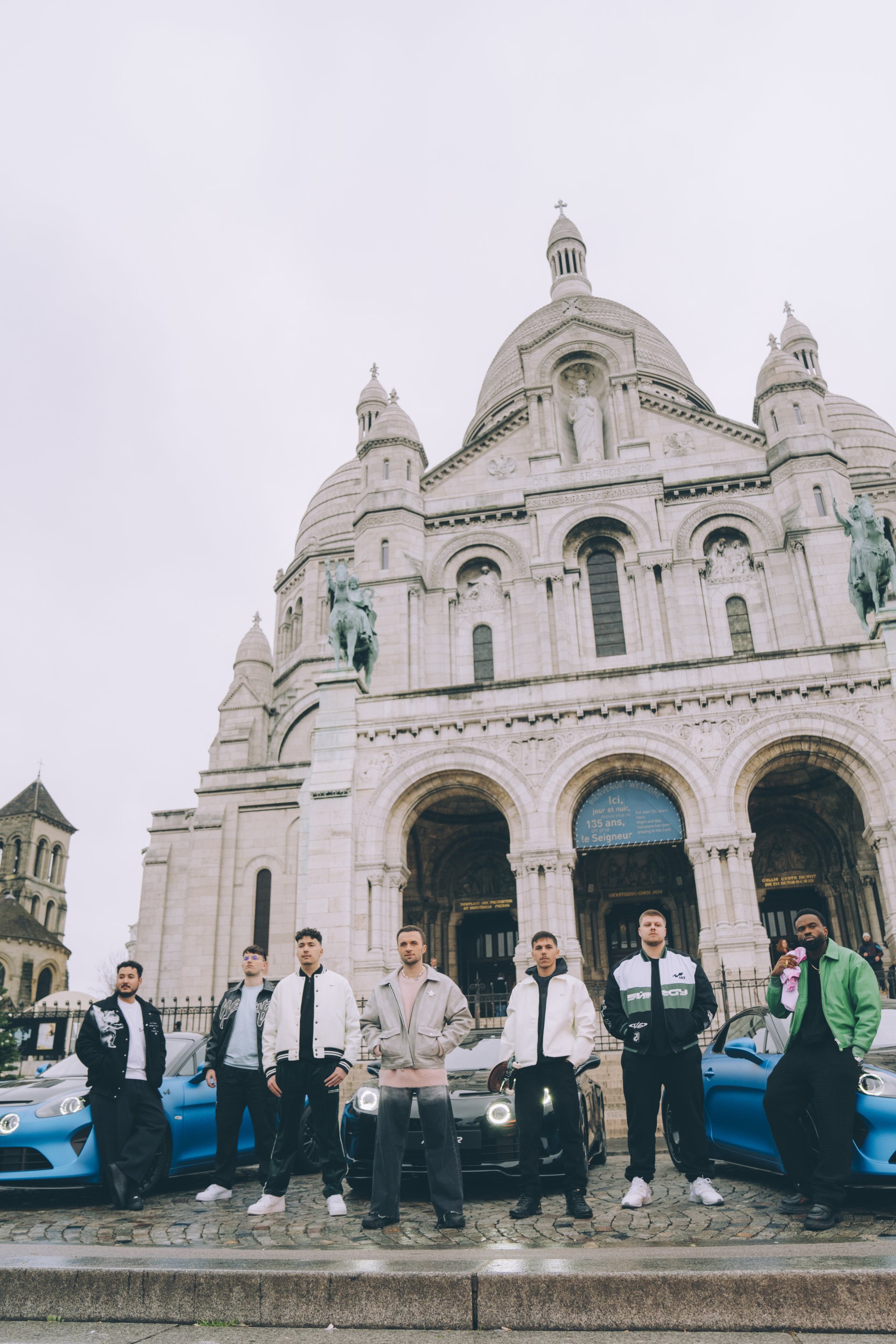 Alpine Et Gentle Mates : Un Partenariat Unique Pour Redéfinir L'Esport En 2024 10 Photo Des Créateurs Squeezie, Gotaga Et Brawks Lors D'Un Événement Lié À Alpine - Gentlemates - Alpine A110 R