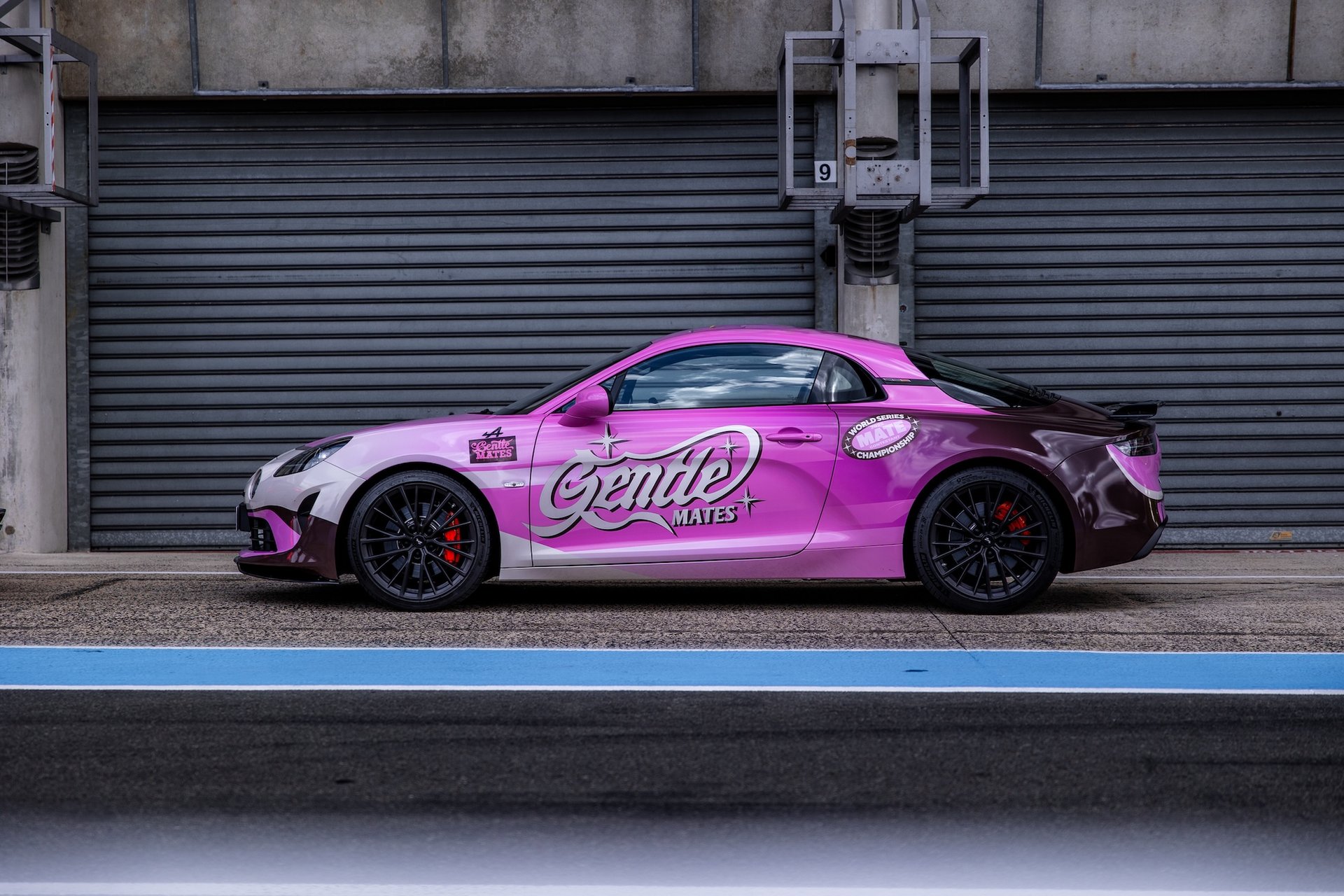 Gp Explorer 3 : Karchez Domine La “Last Race”, Kaatsup Offre À L’écurie Alpine Un Podium Historique 21 Alpine_A110_Gts_X_Gentlemates_Gpexplorer3_Squeezie_Gotaga_Brawks_Nikof_Ana_Kaatsup_2025 - 1