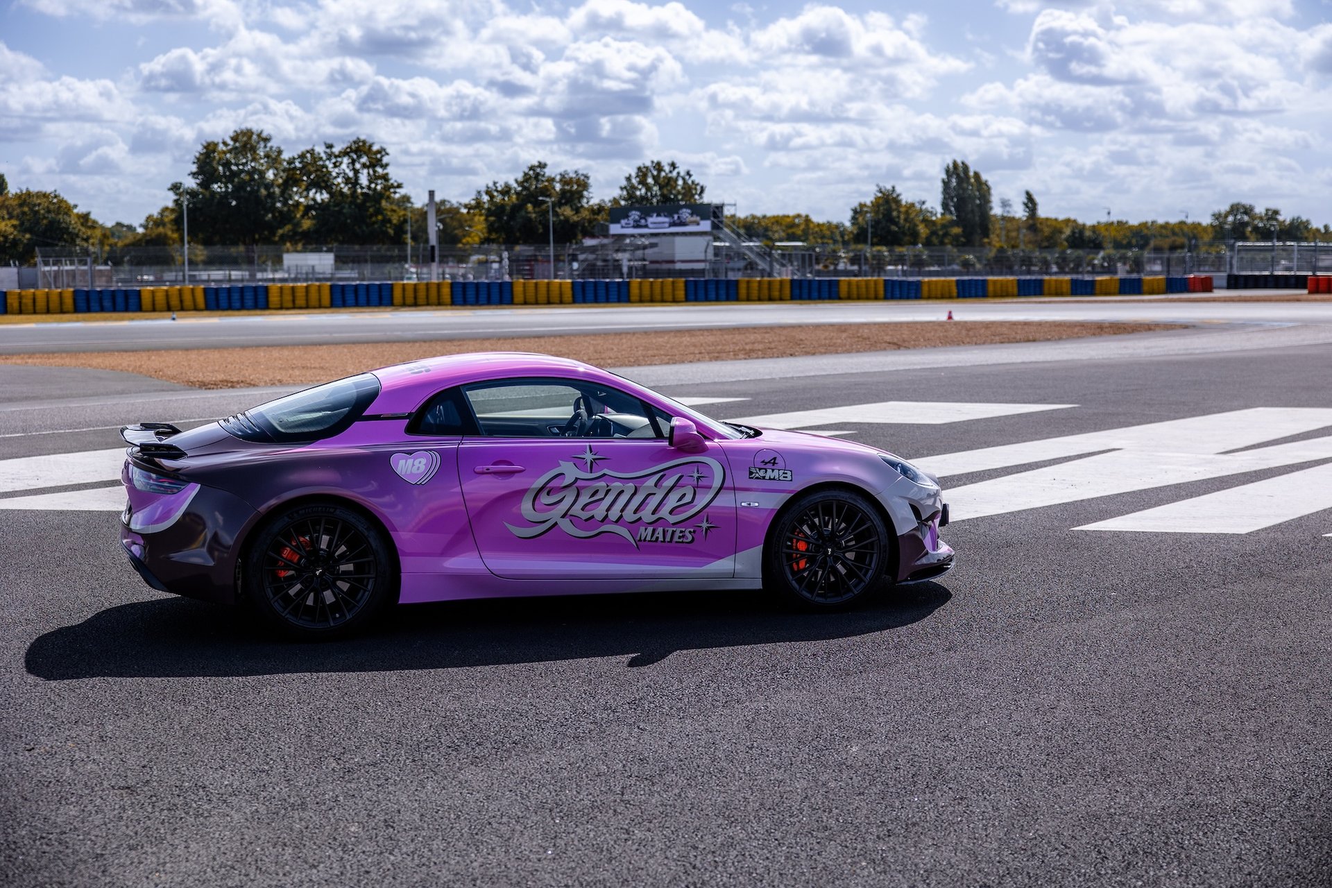 Alpine A110 X Gentle Mates : L’esport De Squeezie, Gotaga Et Brawks S’invite Sur La Berlinette 11 Alpine_A110_Gts_X_Gentlemates_Gpexplorer3_Squeezie_Gotaga_Brawks_Nikof_Ana_Kaatsup_2025 - 1