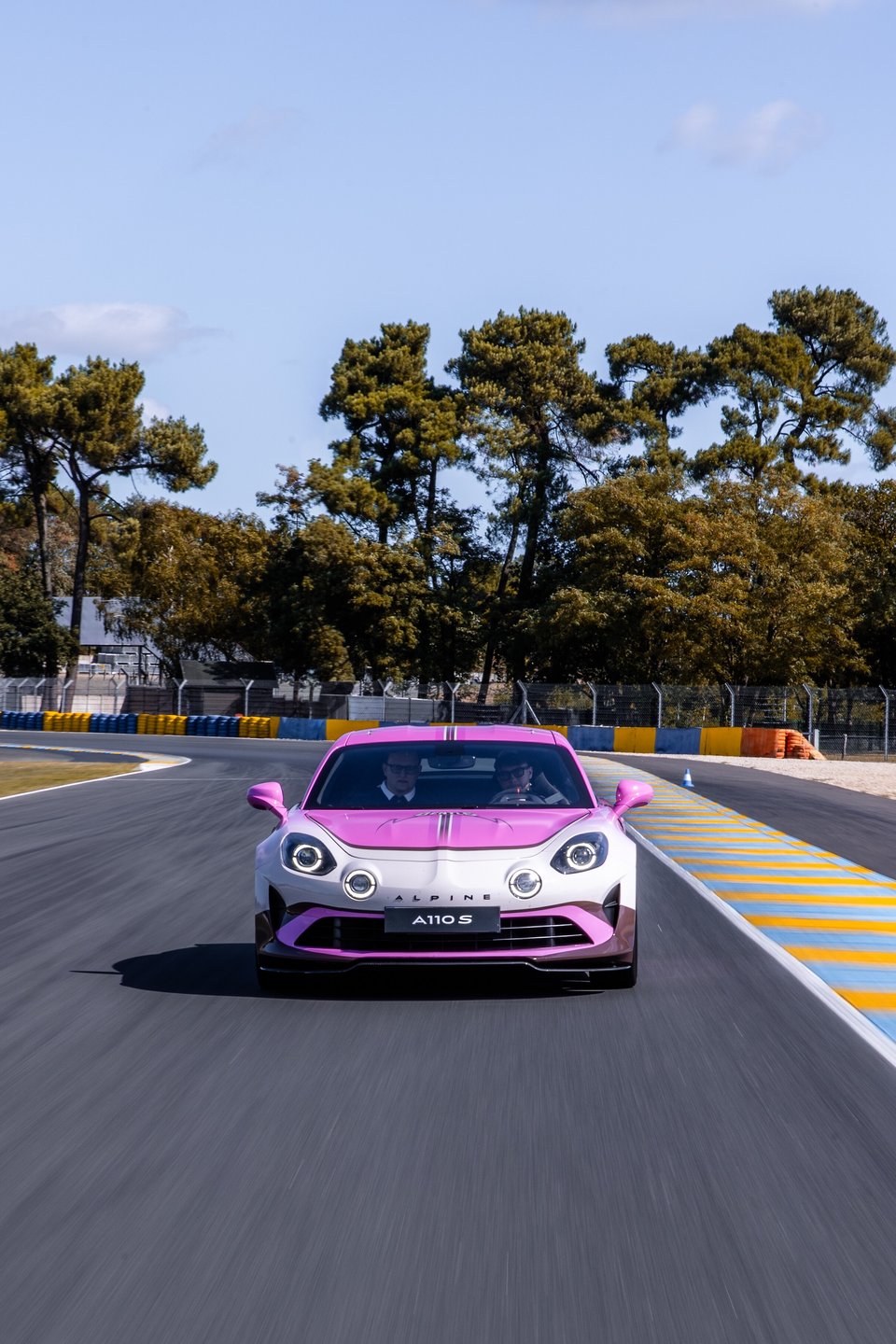 Alpine A110 X Gentle Mates : L’esport De Squeezie, Gotaga Et Brawks S’invite Sur La Berlinette 13 Alpine_A110_Gts_X_Gentlemates_Gpexplorer3_Squeezie_Gotaga_Brawks_Nikof_Ana_Kaatsup_2025 - 1