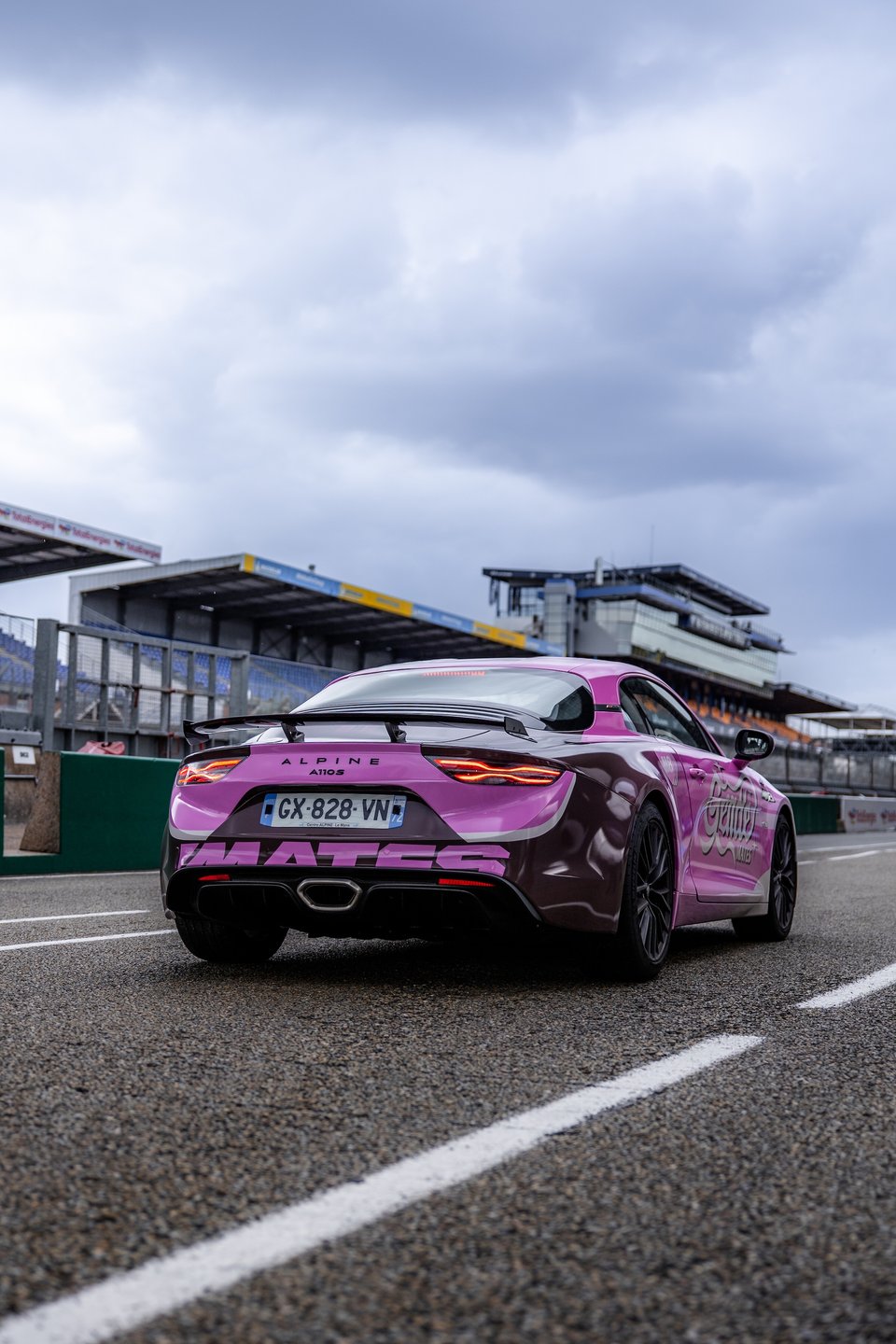 Gp Explorer 3 : Karchez Domine La “Last Race”, Kaatsup Offre À L’écurie Alpine Un Podium Historique 20 Alpine_A110_Gts_X_Gentlemates_Gpexplorer3_Squeezie_Gotaga_Brawks_Nikof_Ana_Kaatsup_2025 - 1