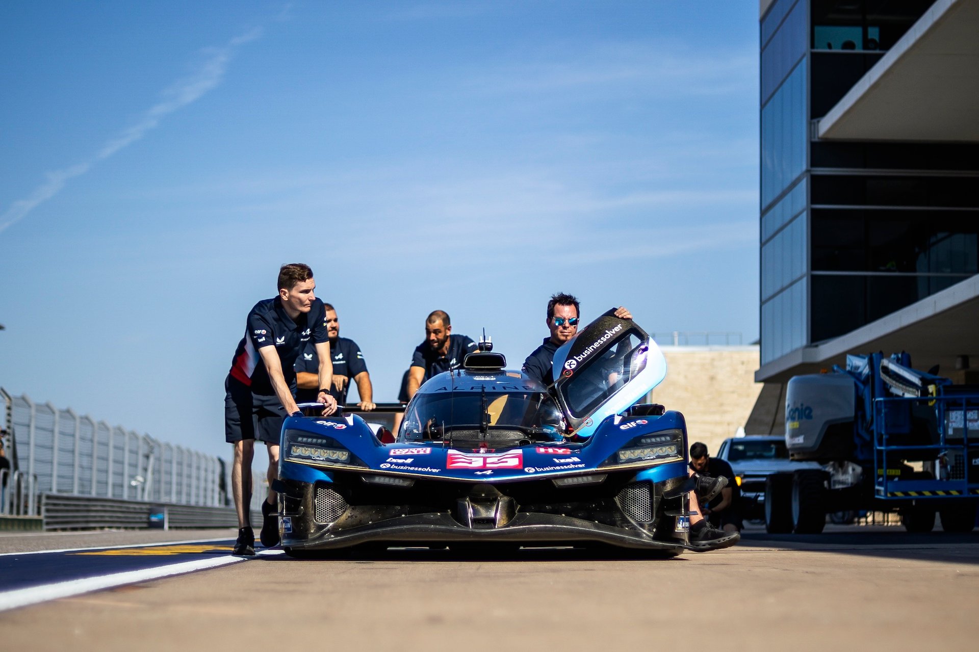 Wec Austin 2025 : Alpine Endurance Team Piégée Par La Pluie, Un Retour Manqué Au Texas 60 35 Chatin Paul-Loup (Fra), Habsburg Ferdinand (Aut), Milesi Charles (Fra), Alpine Endurance Team, Alpine A424, #35, Hypercar, Scrutineering, Verifications Techniques, Illustration During The Lone Star Le Mans 2025, 6Th Round Of The 2025 Fia World Endurance Championship, From September 5 To 7, 2025 On The Circuit Of The Americas In Austin, Texas, United States Of America - Photo Thomas Fenetre / Dppi
