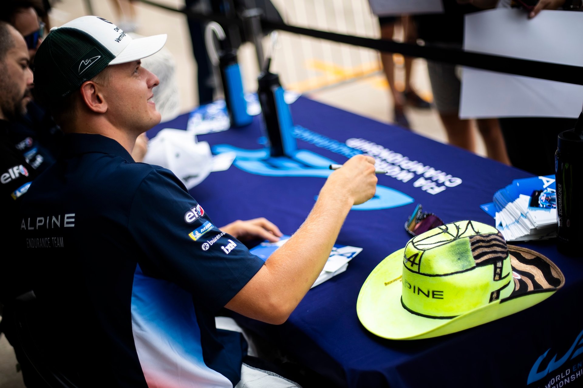 Wec Austin 2025 : Alpine Endurance Team Piégée Par La Pluie, Un Retour Manqué Au Texas 39 Schumacher Mick (Ger), Alpine Endurance Team, Alpine A424 #36, Hypercar, Alpine Endurance Team, Autograph Session, Session D’autographe, Illustration During The Lone Star Le Mans 2025, 6Th Round Of The 2025 Fia World Endurance Championship, From September 5 To 7, 2025 On The Circuit Of The Americas In Austin, Texas, United States Of America - Photo Thomas Fenetre / Dppi