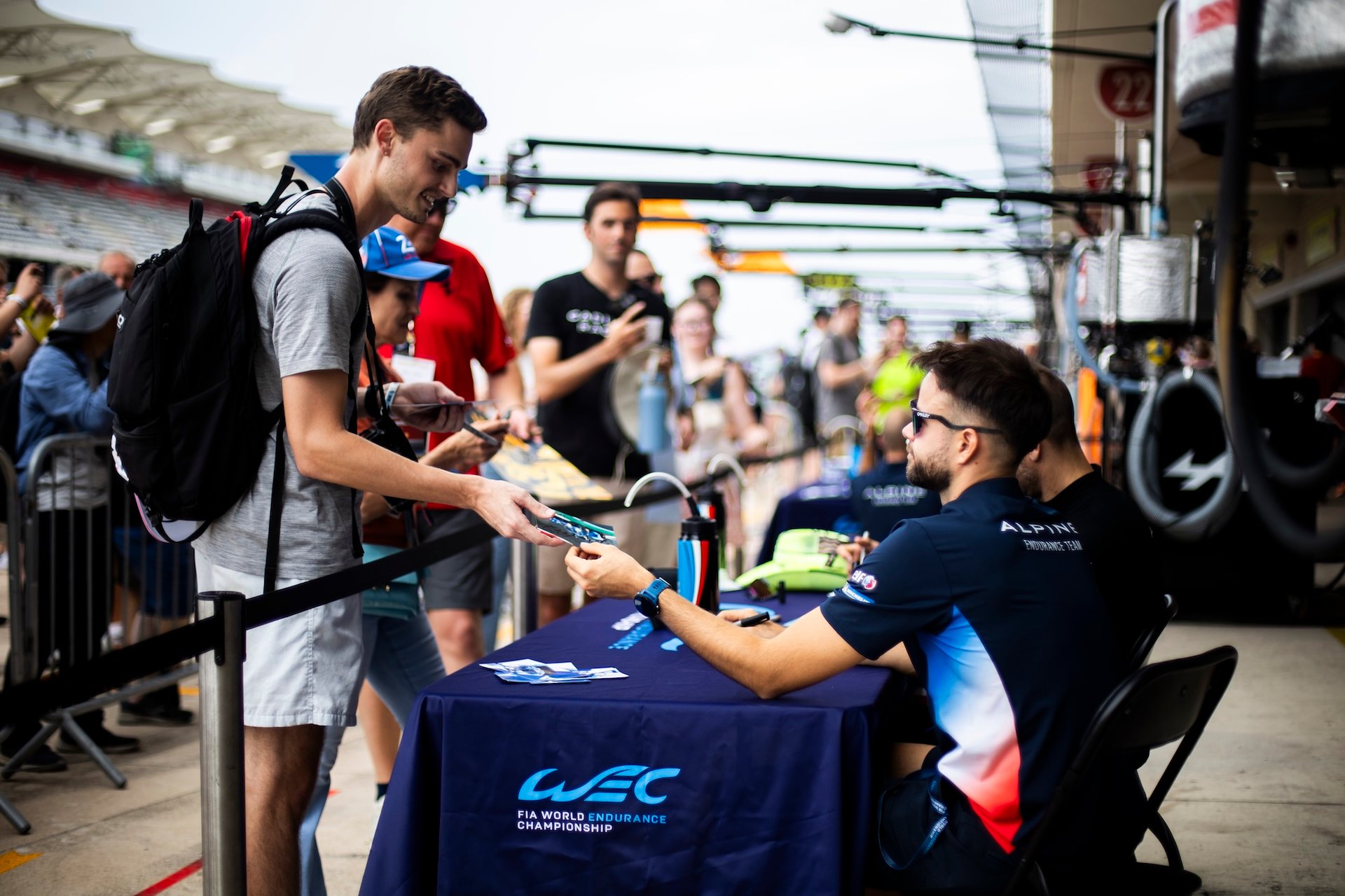 Wec Austin 2025 : Alpine Endurance Team Piégée Par La Pluie, Un Retour Manqué Au Texas 38 Gounon Jules (Fra), Alpine Endurance Team, Alpine A424 #36, Hypercar, Alpine Endurance Team, Autograph Session, Session D’autographe, Illustration During The Lone Star Le Mans 2025, 6Th Round Of The 2025 Fia World Endurance Championship, From September 5 To 7, 2025 On The Circuit Of The Americas In Austin, Texas, United States Of America - Photo Thomas Fenetre / Dppi