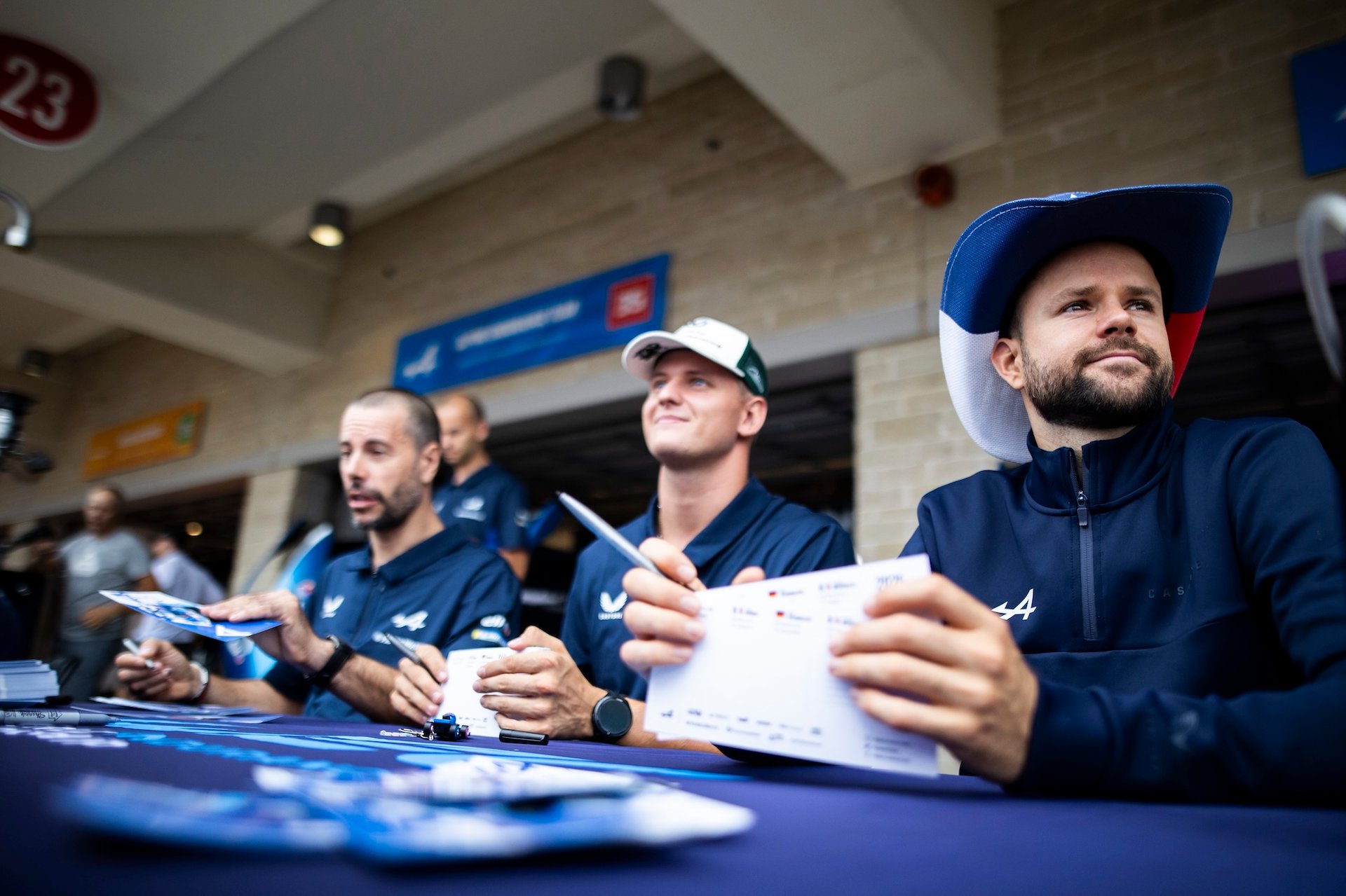Wec Austin 2025 : Alpine Endurance Team Piégée Par La Pluie, Un Retour Manqué Au Texas 32 Gounon Jules (Fra), Alpine Endurance Team, Alpine A424 #36, Hypercar, Autograph Session, Portrait During The Lone Star Le Mans 2025, 6Th Round Of The 2025 Fia World Endurance Championship, From September 5 To 7, 2025 On The Circuit Of The Americas In Austin, Texas, United States Of America - Photo Thomas Fenetre / Dppi