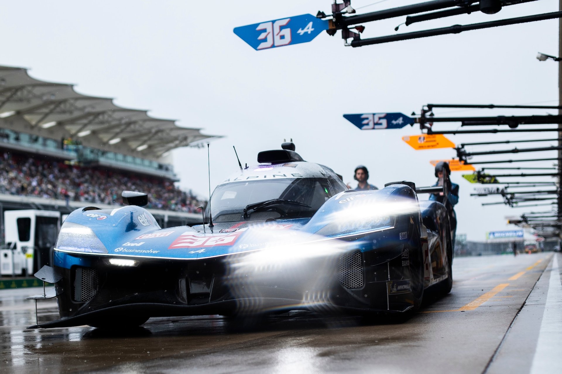 Wec Austin 2025 : Alpine Endurance Team Piégée Par La Pluie, Un Retour Manqué Au Texas 19 36 Makowiecki Frédéric (Fra), Gounon Jules (Fra), Schumacher Mick (Ger), Alpine Endurance Team, Alpine A424 #36, Hypercar, Pitstop, Arrêt Aux Stands During The Lone Star Le Mans 2025, 6Th Round Of The 2025 Fia World Endurance Championship, From September 5 To 7, 2025 On The Circuit Of The Americas In Austin, Texas, United States Of America - Photo Thomas Fenetre / Dppi