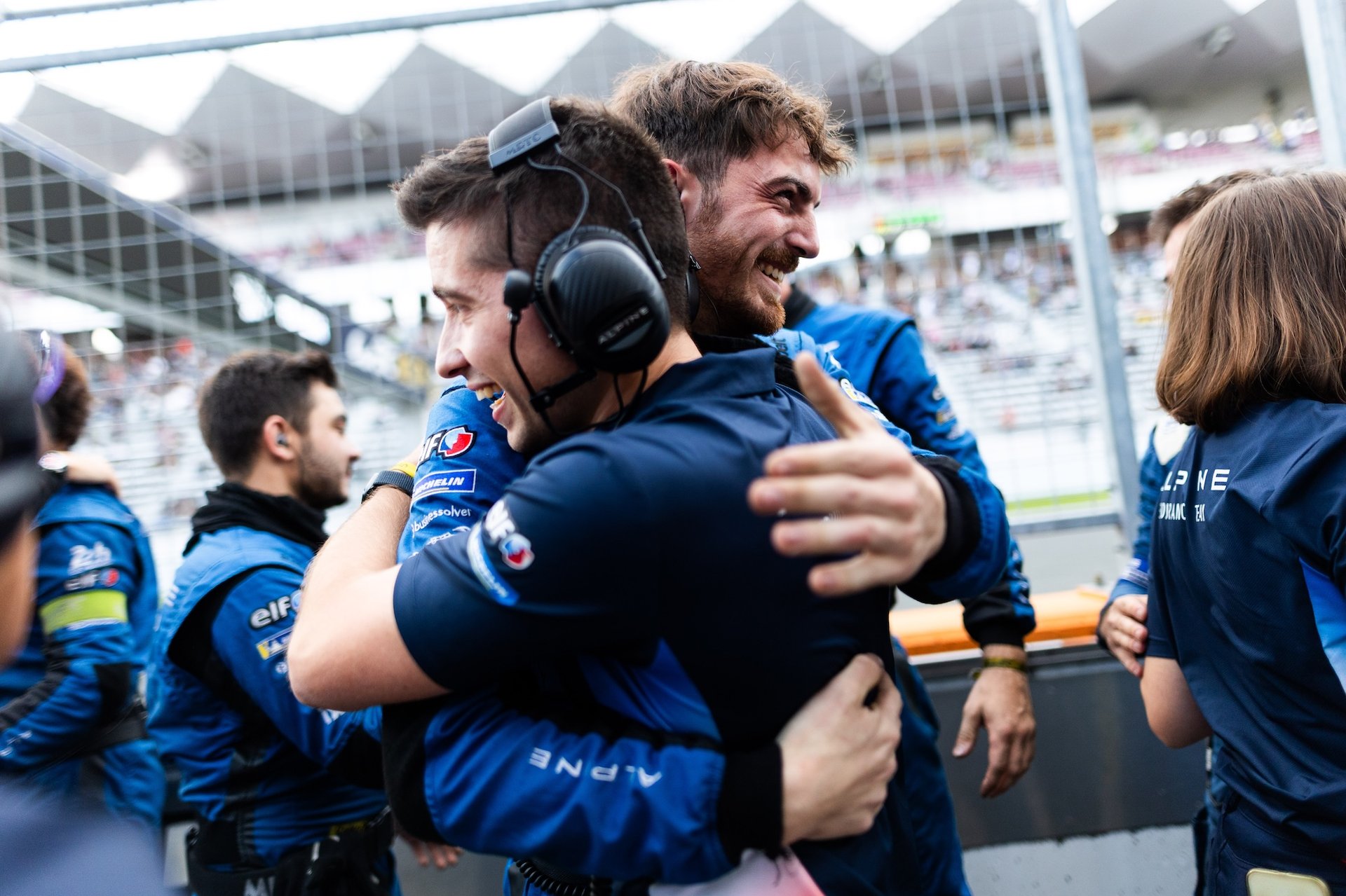 35 Chatin Paul-Loup (Fra), Habsburg Ferdinand (Aut), Milesi Charles (Fra), Alpine Endurance Team, Alpine A424 #35, Hypercar, Celebration Mechanic, Mecanicien Engineers During The 6 Hours Of Fuji 2025, 7Th Round Of The 2025 Fia World Endurance Championship, From September 26 To 28, 2025 On The Fuji Speedway In Oyama, Shizuoka, Japan - Photo Joao Filipe / Dppi