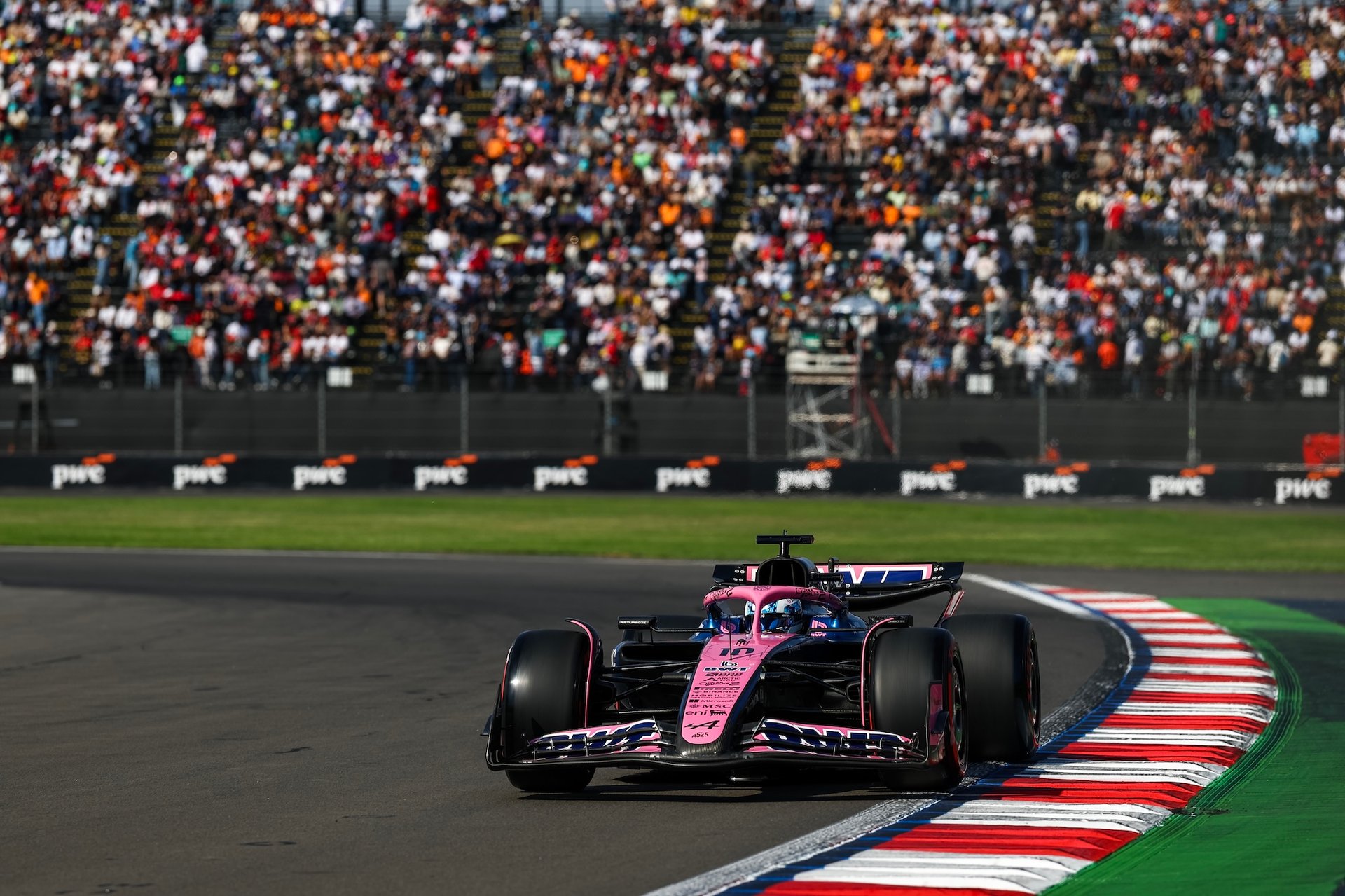 Mexico City, Mexico - October 25: Pierre Gasly Of France Driving The (10) Alpine F1 A525 Renault On Track During Qualifying Ahead Of The F1 Grand Prix Of Mexico At Autodromo Hermanos Rodriguez On October 25, 2025 In Mexico City, Mexico. (Photo By Zak Mauger/Lat Images)