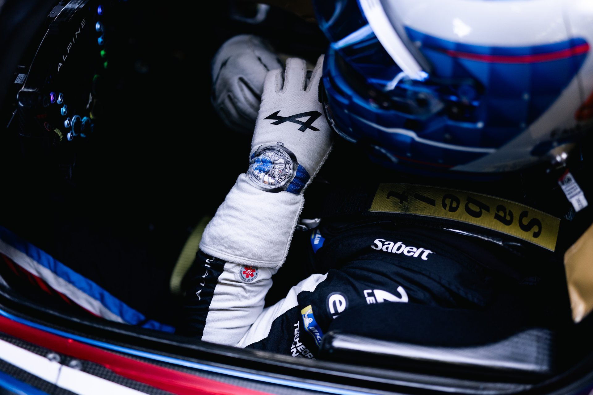 Wec 2025 : Alpine Endurance Team Boucle Une Saison En Progrès Et Vise Déjà 2026 22 Alpine Endurance Team Gloves Details During The 8 Hours Of Bahrain 2025, 8Th Round Of The 2025 Fia World Endurance Championship, From November 6 To 8, 2025 On The Bahrain International Circuit In Sakhir, Bahrain - Photo Joao Filipe / Dppi