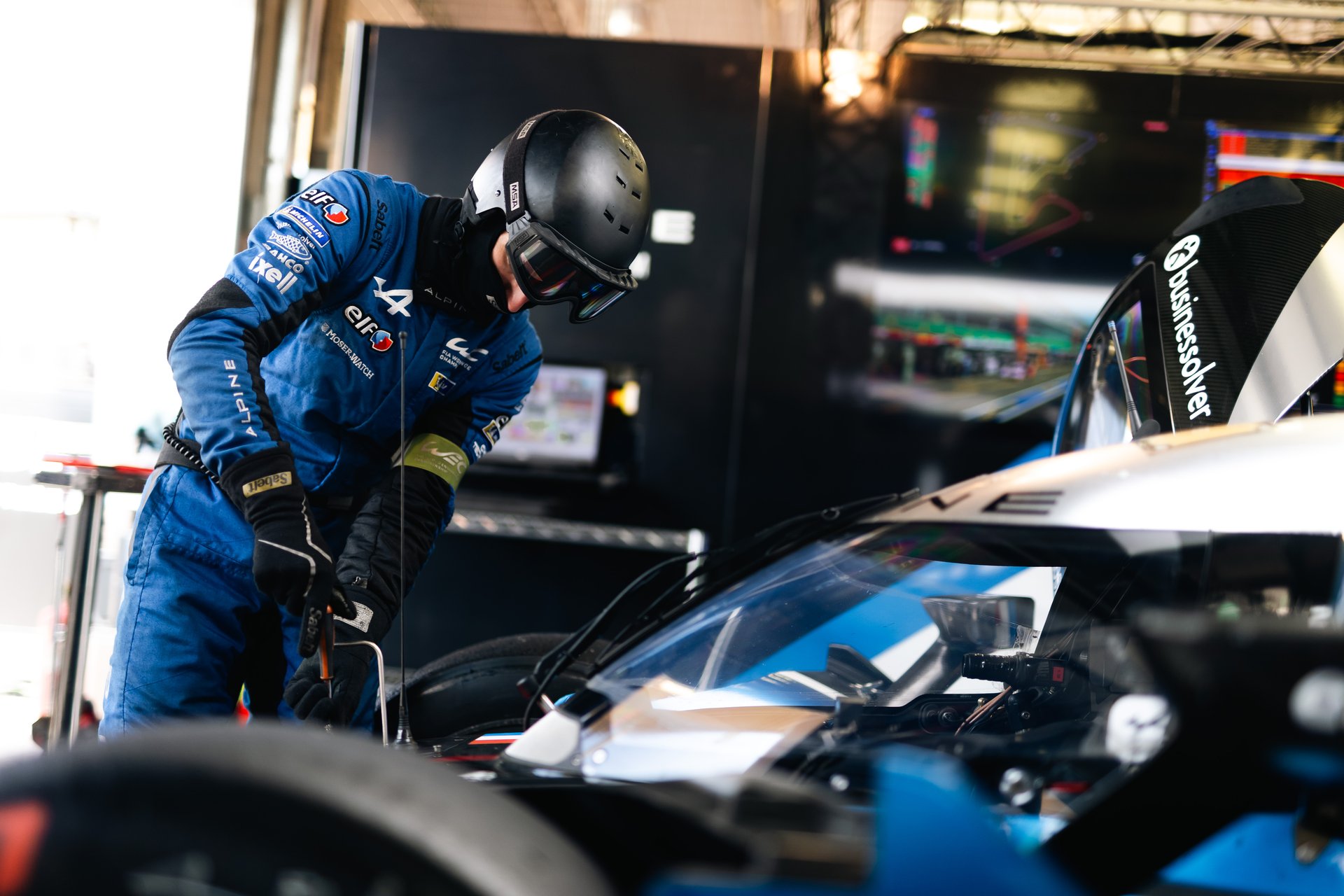 Wec 2025 : Alpine Endurance Team Boucle Une Saison En Progrès Et Vise Déjà 2026 27 Alpine Endurance Team Mechanic, Mecanicien During The 8 Hours Of Bahrain 2025, 8Th Round Of The 2025 Fia World Endurance Championship, From November 6 To 8, 2025 On The Bahrain International Circuit In Sakhir, Bahrain - Photo Joao Filipe / Dppi